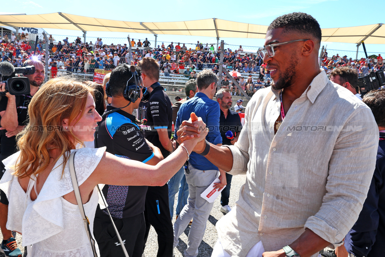 GP STATI UNITI, (L to R): Geri Horner (GBR) Singer with Anthony Joshua (GBR) Boxer e Otro Capital Alpine F1 Team Investor on the grid.

22.10.2023. Formula 1 World Championship, Rd 19, United States Grand Prix, Austin, Texas, USA, Gara Day.

 - www.xpbimages.com, EMail: requests@xpbimages.com © Copyright: Coates / XPB Images