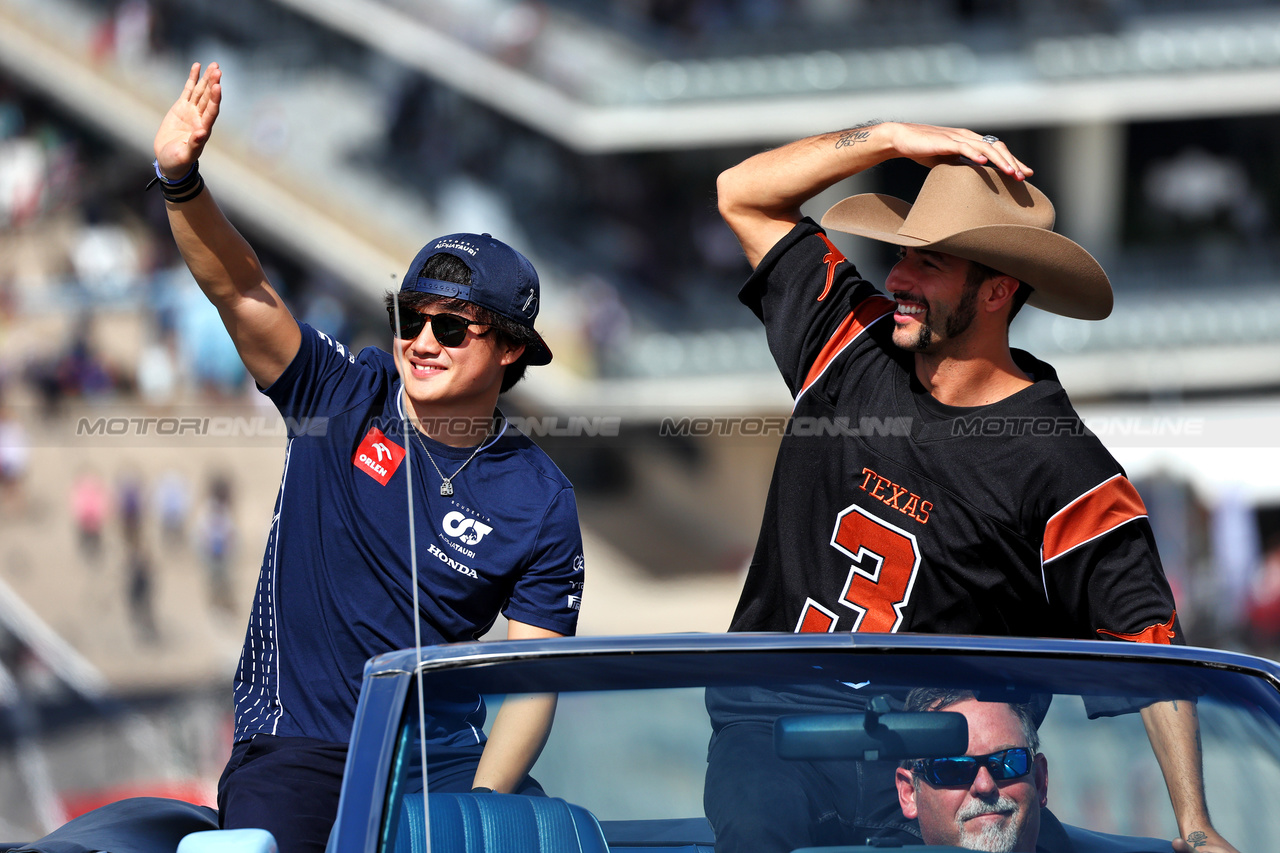 GP STATI UNITI, (L to R): Yuki Tsunoda (JPN) AlphaTauri e Daniel Ricciardo (AUS) AlphaTauri on the drivers' parade.

22.10.2023. Formula 1 World Championship, Rd 19, United States Grand Prix, Austin, Texas, USA, Gara Day.

 - www.xpbimages.com, EMail: requests@xpbimages.com © Copyright: Coates / XPB Images