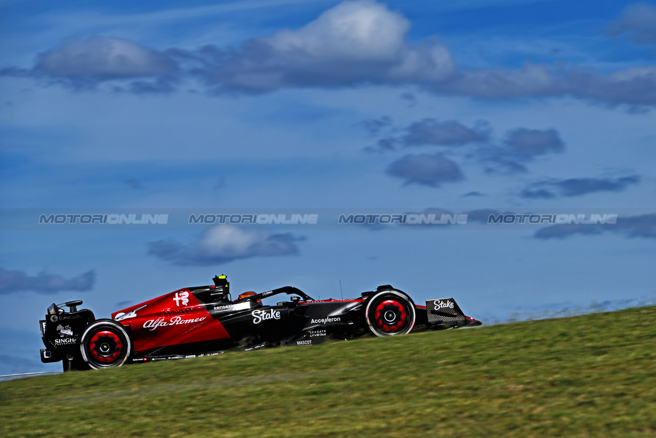 GP STATI UNITI, Zhou Guanyu (CHN) Alfa Romeo F1 Team C43.

22.10.2023. Formula 1 World Championship, Rd 19, United States Grand Prix, Austin, Texas, USA, Gara Day.

- www.xpbimages.com, EMail: requests@xpbimages.com © Copyright: Price / XPB Images
