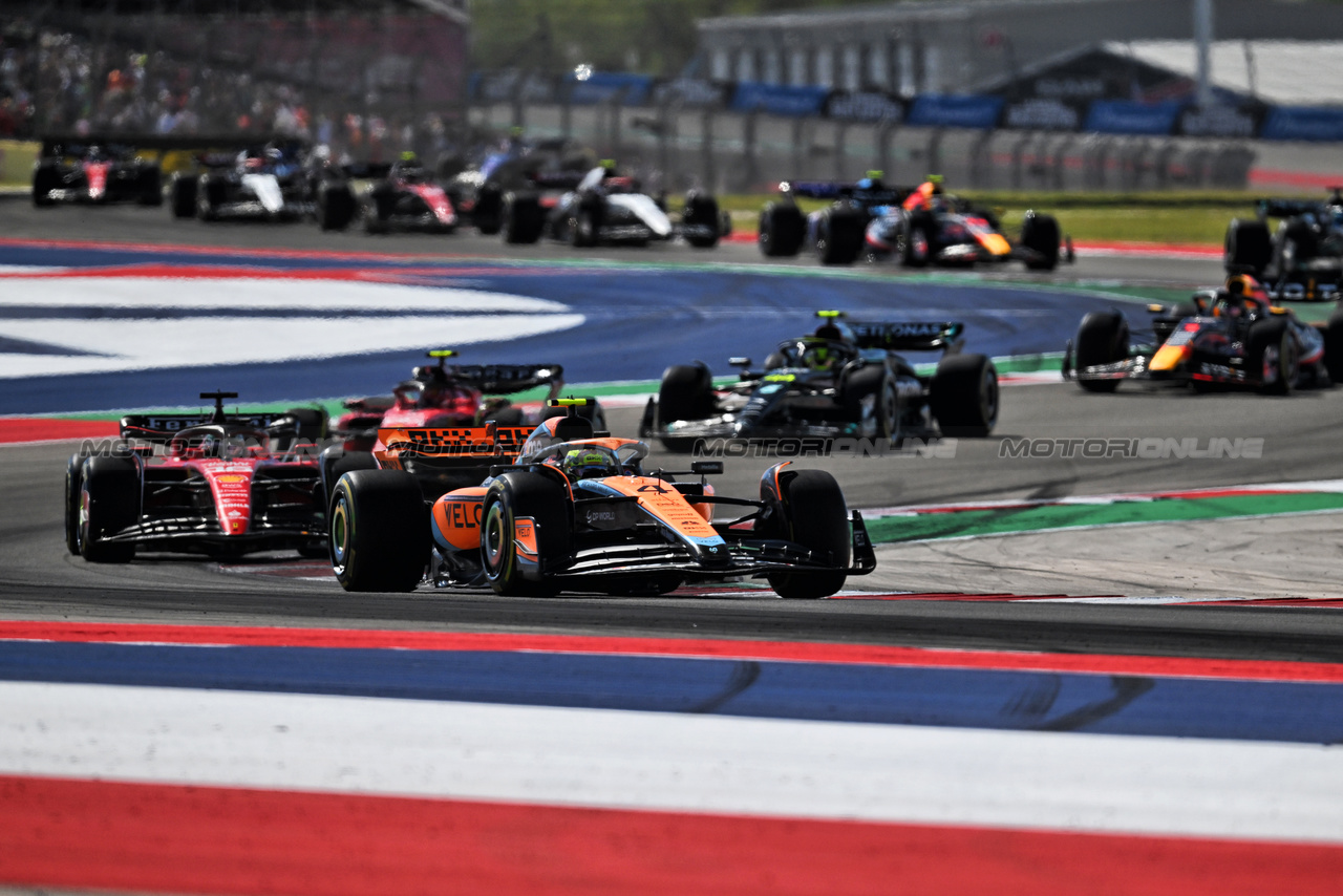 GP STATI UNITI, Lando Norris (GBR) McLaren MCL60 davanti a at the partenza of the race.

22.10.2023. Formula 1 World Championship, Rd 19, United States Grand Prix, Austin, Texas, USA, Gara Day.

- www.xpbimages.com, EMail: requests@xpbimages.com © Copyright: Price / XPB Images