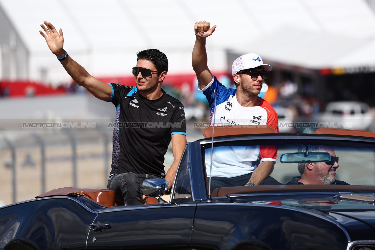 GP STATI UNITI, (L to R): Esteban Ocon (FRA) Alpine F1 Team e Pierre Gasly (FRA) Alpine F1 Team on the drivers' parade.

22.10.2023. Formula 1 World Championship, Rd 19, United States Grand Prix, Austin, Texas, USA, Gara Day.

 - www.xpbimages.com, EMail: requests@xpbimages.com © Copyright: Coates / XPB Images