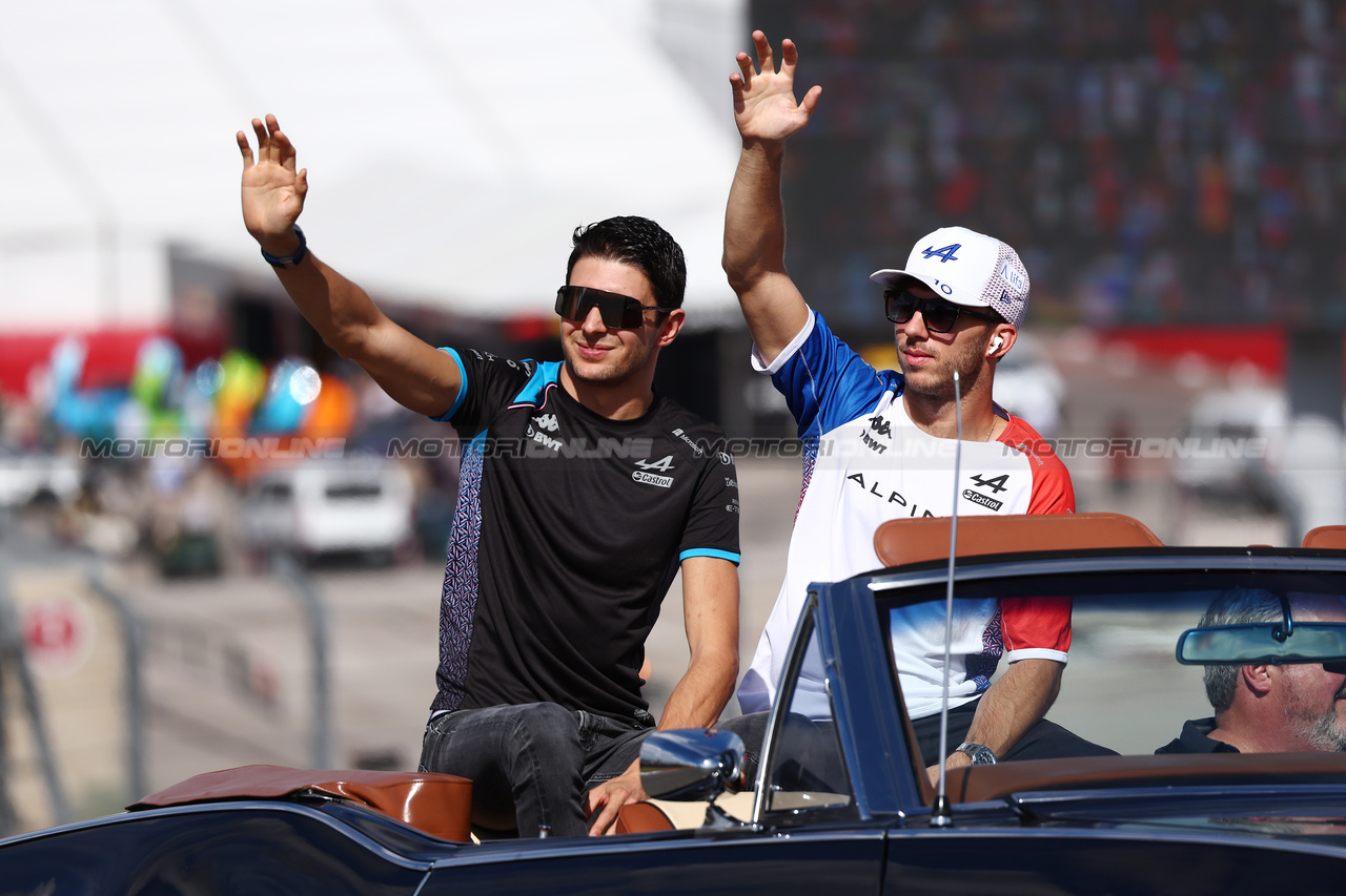 GP STATI UNITI, (L to R): Esteban Ocon (FRA) Alpine F1 Team e Pierre Gasly (FRA) Alpine F1 Team on the drivers' parade.

22.10.2023. Formula 1 World Championship, Rd 19, United States Grand Prix, Austin, Texas, USA, Gara Day.

 - www.xpbimages.com, EMail: requests@xpbimages.com © Copyright: Coates / XPB Images