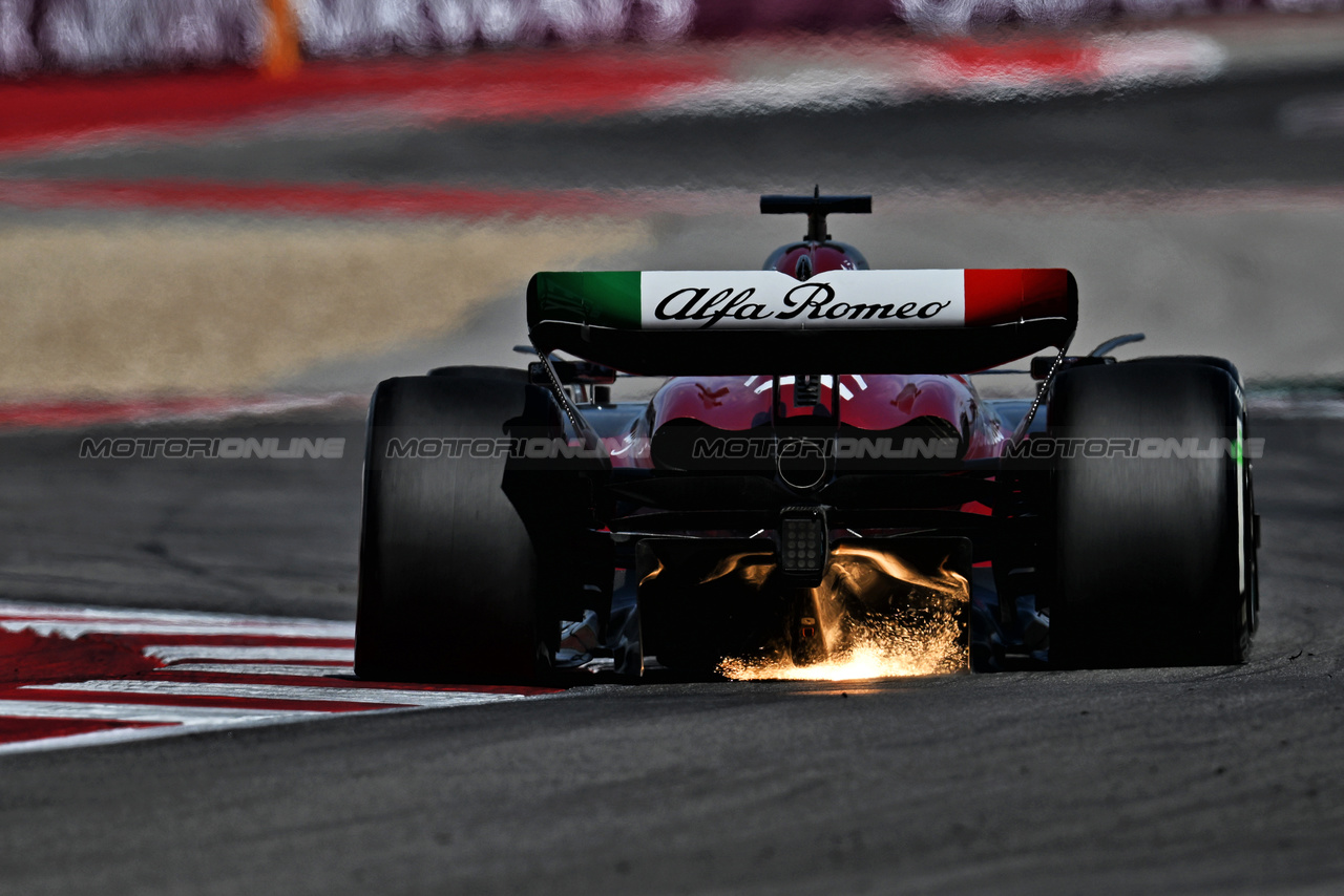 GP STATI UNITI, Valtteri Bottas (FIN) Alfa Romeo F1 Team C43 sends sparks flying.

22.10.2023. Formula 1 World Championship, Rd 19, United States Grand Prix, Austin, Texas, USA, Gara Day.

- www.xpbimages.com, EMail: requests@xpbimages.com © Copyright: Price / XPB Images