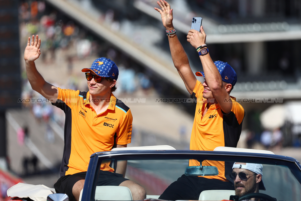 GP STATI UNITI, (L to R): Oscar Piastri (AUS) McLaren MCL60 e Lando Norris (GBR) McLaren on the drivers' parade.

22.10.2023. Formula 1 World Championship, Rd 19, United States Grand Prix, Austin, Texas, USA, Gara Day.

 - www.xpbimages.com, EMail: requests@xpbimages.com © Copyright: Coates / XPB Images