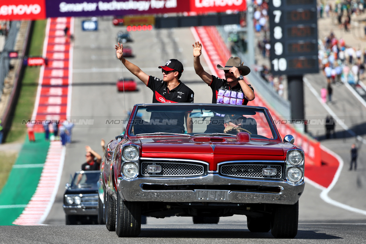 GP STATI UNITI, (L to R): Zhou Guanyu (CHN) Alfa Romeo F1 Team e Valtteri Bottas (FIN) Alfa Romeo F1 Team on the drivers' parade.

22.10.2023. Formula 1 World Championship, Rd 19, United States Grand Prix, Austin, Texas, USA, Gara Day.

 - www.xpbimages.com, EMail: requests@xpbimages.com © Copyright: Coates / XPB Images
