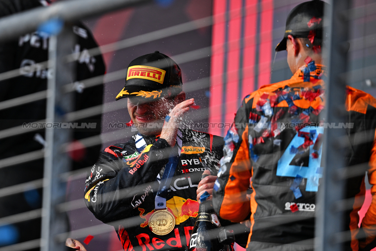 GP STATI UNITI, Gara winner Max Verstappen (NLD) Red Bull Racing celebrates on the podium with third placed Lando Norris (GBR) McLaren.

22.10.2023. Formula 1 World Championship, Rd 19, United States Grand Prix, Austin, Texas, USA, Gara Day.

- www.xpbimages.com, EMail: requests@xpbimages.com © Copyright: Price / XPB Images