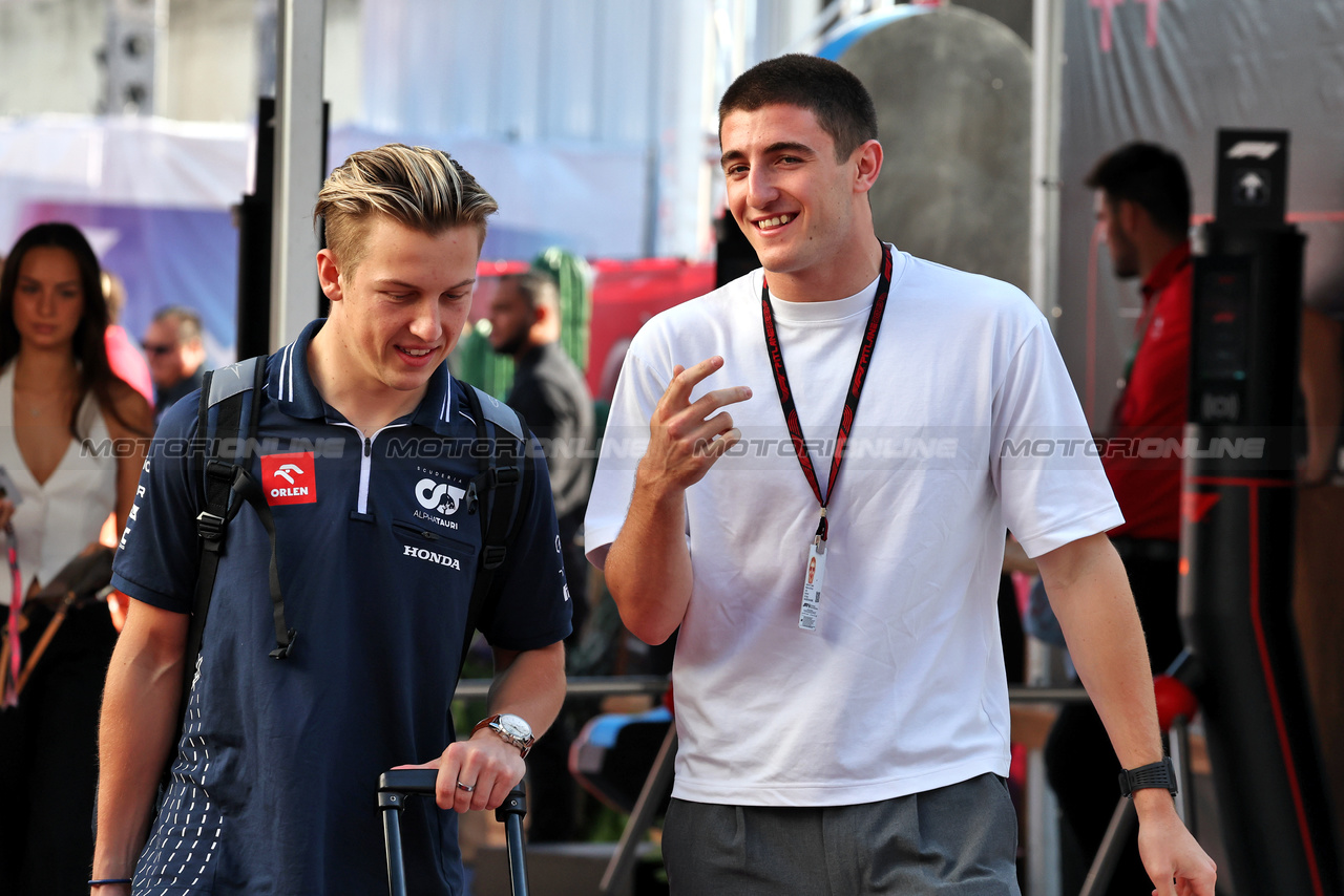 GP STATI UNITI, (L to R): Liam Lawson (NZL) AlphaTauri Reserve Driver with Jack Doohan (AUS) Alpine F1 Team Reserve Driver.

22.10.2023. Formula 1 World Championship, Rd 19, United States Grand Prix, Austin, Texas, USA, Gara Day.

- www.xpbimages.com, EMail: requests@xpbimages.com © Copyright: Moy / XPB Images