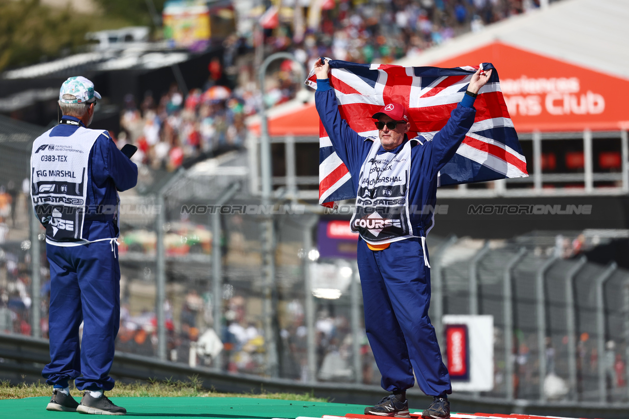 GP STATI UNITI, Circuit Atmosfera - a marshal with a British flag.

22.10.2023. Formula 1 World Championship, Rd 19, United States Grand Prix, Austin, Texas, USA, Gara Day.

 - www.xpbimages.com, EMail: requests@xpbimages.com © Copyright: Coates / XPB Images