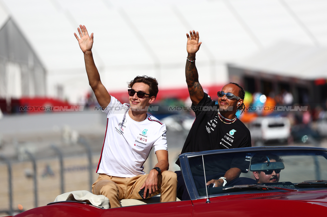 GP STATI UNITI, (L to R): George Russell (GBR) Mercedes AMG F1 e Lewis Hamilton (GBR) Mercedes AMG F1 on the drivers' parade.

22.10.2023. Formula 1 World Championship, Rd 19, United States Grand Prix, Austin, Texas, USA, Gara Day.

 - www.xpbimages.com, EMail: requests@xpbimages.com © Copyright: Coates / XPB Images