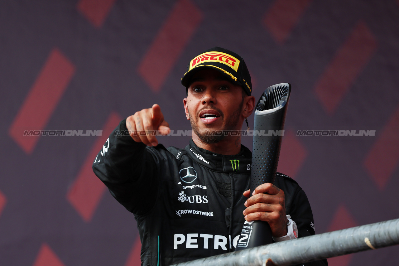GP STATI UNITI, Lewis Hamilton (GBR) Mercedes AMG F1 celebrates his second position on the podium.

22.10.2023. Formula 1 World Championship, Rd 19, United States Grand Prix, Austin, Texas, USA, Gara Day.

 - www.xpbimages.com, EMail: requests@xpbimages.com © Copyright: Rew / XPB Images