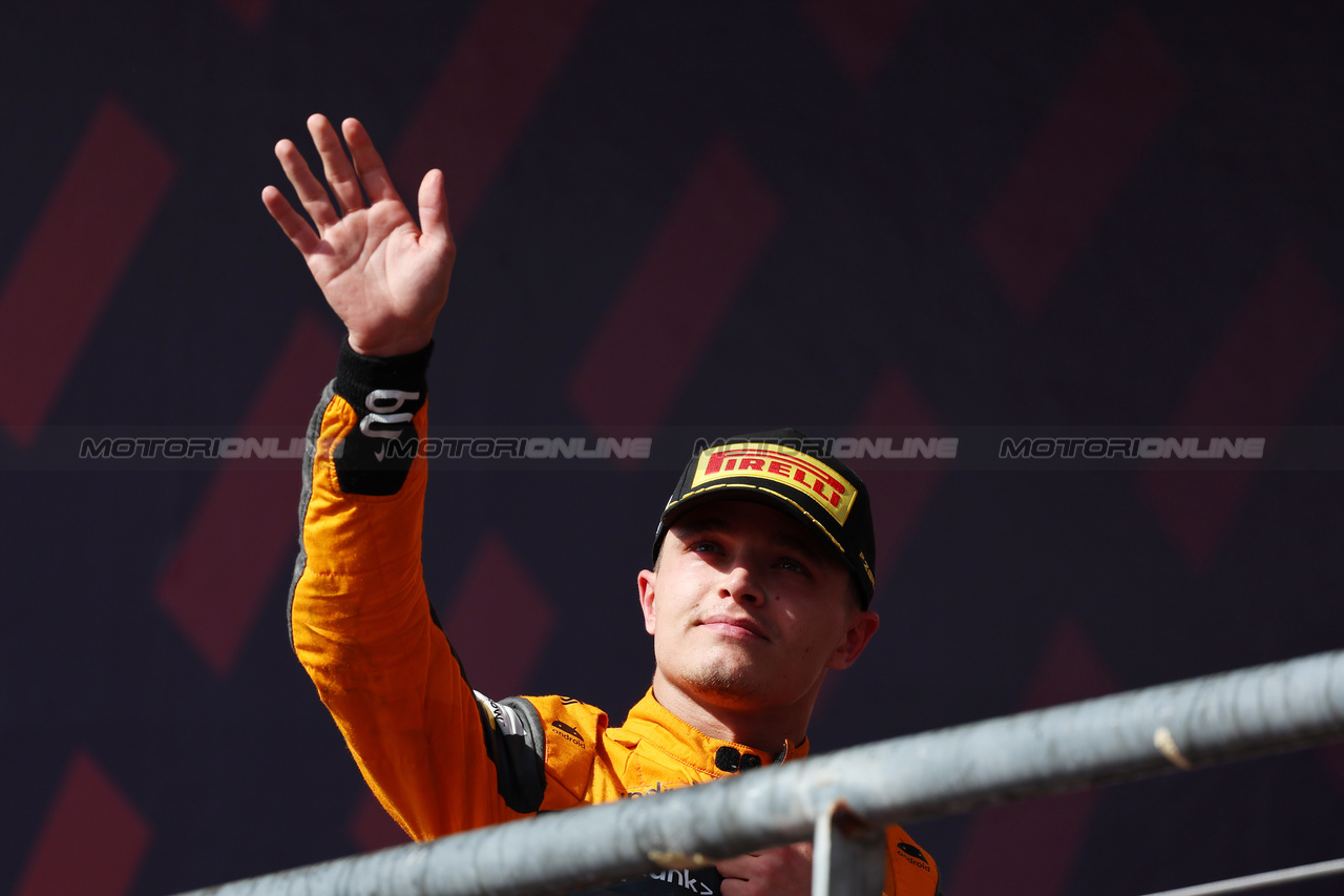 GP STATI UNITI, Lando Norris (GBR) McLaren celebrates his third position on the podium.

22.10.2023. Formula 1 World Championship, Rd 19, United States Grand Prix, Austin, Texas, USA, Gara Day.

 - www.xpbimages.com, EMail: requests@xpbimages.com © Copyright: Rew / XPB Images