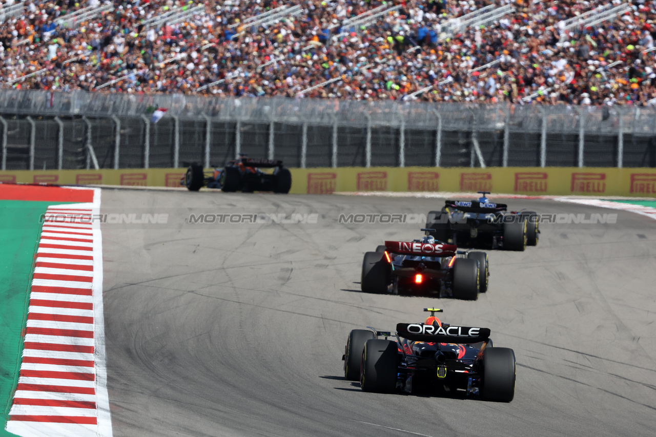 GP STATI UNITI, Sergio Perez (MEX) Red Bull Racing RB19.

22.10.2023. Formula 1 World Championship, Rd 19, United States Grand Prix, Austin, Texas, USA, Gara Day.

- www.xpbimages.com, EMail: requests@xpbimages.com © Copyright: Bearne / XPB Images