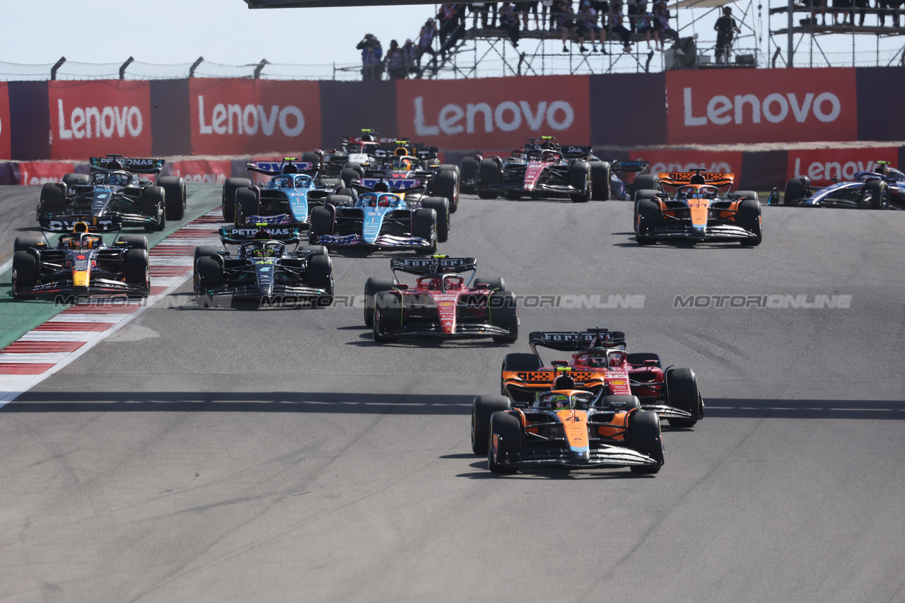 GP STATI UNITI, Lando Norris (GBR) McLaren MCL60 davanti a at the partenza of the race.

22.10.2023. Formula 1 World Championship, Rd 19, United States Grand Prix, Austin, Texas, USA, Gara Day.

- www.xpbimages.com, EMail: requests@xpbimages.com © Copyright: Bearne / XPB Images