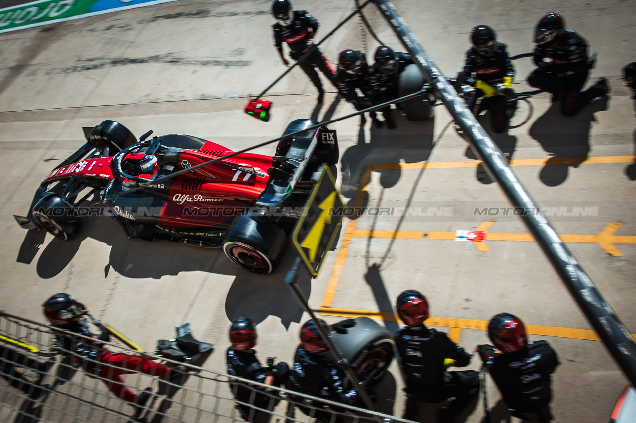 GP STATI UNITI, Valtteri Bottas (FIN) Alfa Romeo F1 Team C43 makes a pit stop.

22.10.2023. Formula 1 World Championship, Rd 19, United States Grand Prix, Austin, Texas, USA, Gara Day.

- www.xpbimages.com, EMail: requests@xpbimages.com © Copyright: Bearne / XPB Images