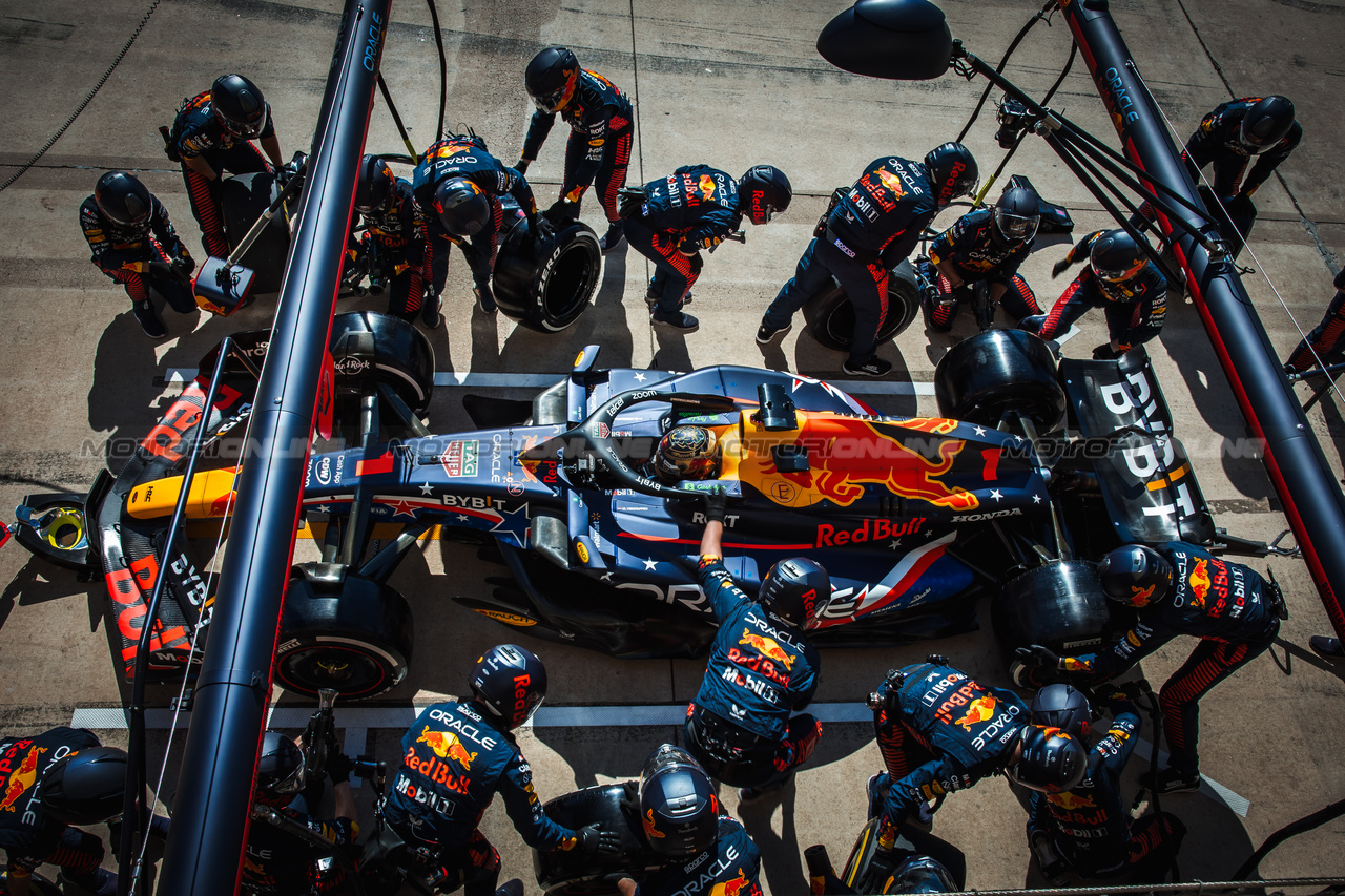 GP STATI UNITI, Max Verstappen (NLD) Red Bull Racing RB19 makes a pit stop.

22.10.2023. Formula 1 World Championship, Rd 19, United States Grand Prix, Austin, Texas, USA, Gara Day.

- www.xpbimages.com, EMail: requests@xpbimages.com © Copyright: Bearne / XPB Images