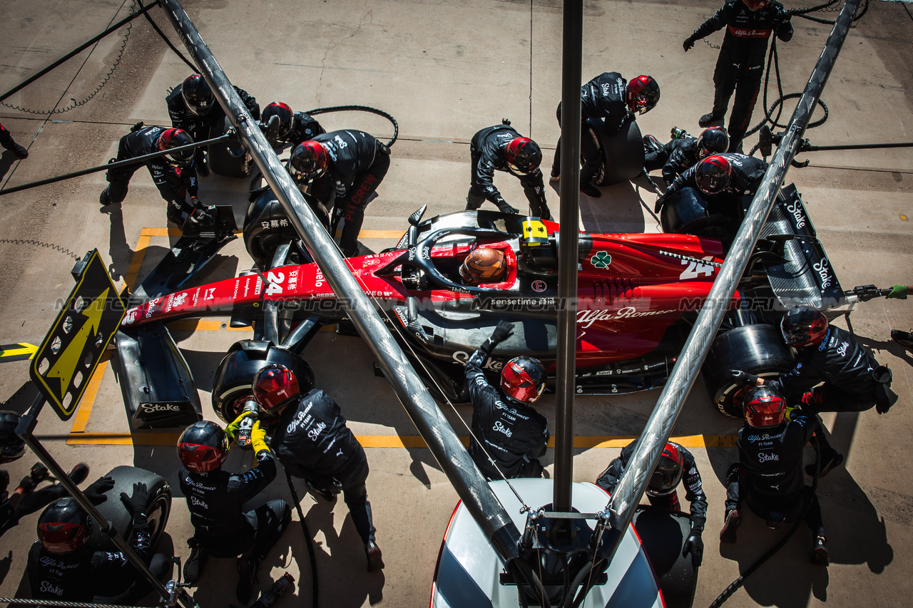 GP STATI UNITI, Zhou Guanyu (CHN) Alfa Romeo F1 Team C43 makes a pit stop.

22.10.2023. Formula 1 World Championship, Rd 19, United States Grand Prix, Austin, Texas, USA, Gara Day.

- www.xpbimages.com, EMail: requests@xpbimages.com © Copyright: Bearne / XPB Images