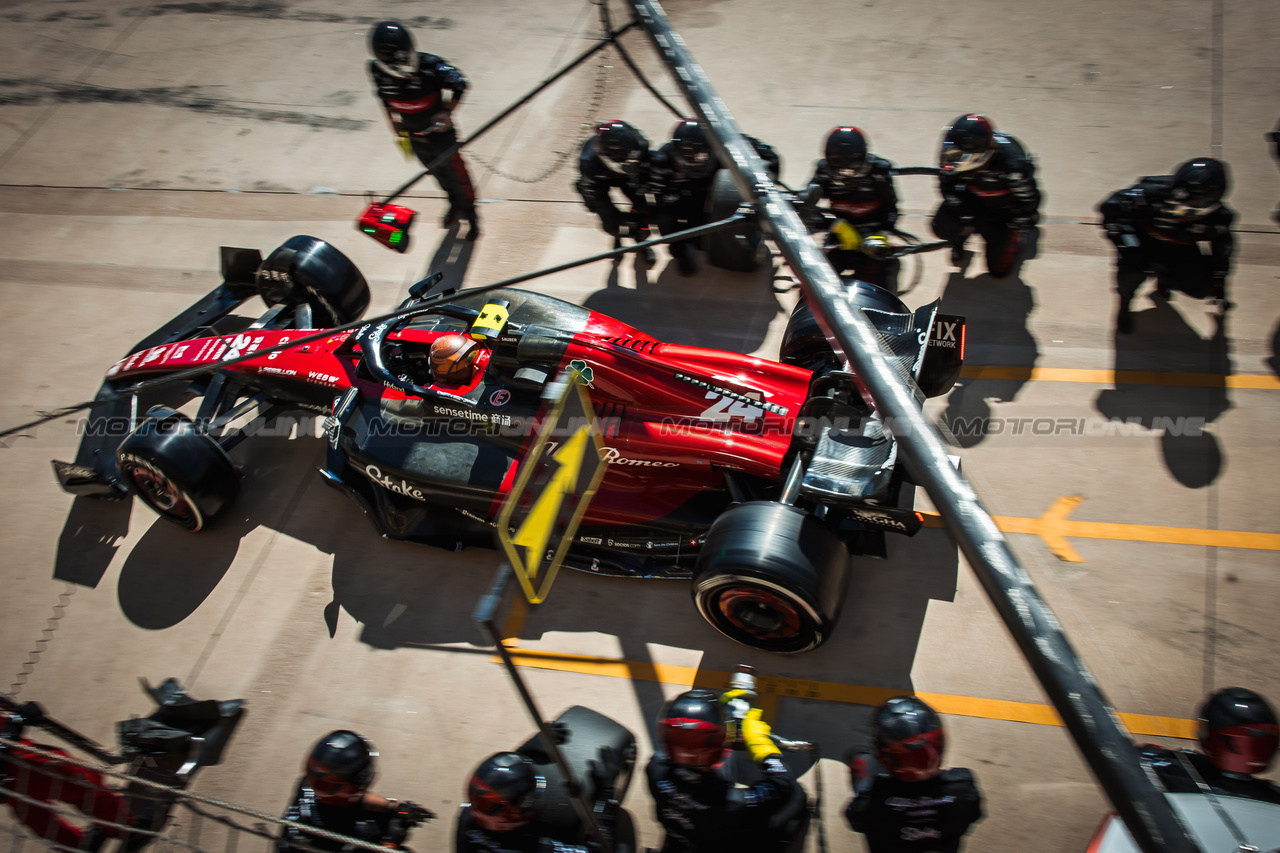 GP STATI UNITI, Zhou Guanyu (CHN) Alfa Romeo F1 Team C43 makes a pit stop.

22.10.2023. Formula 1 World Championship, Rd 19, United States Grand Prix, Austin, Texas, USA, Gara Day.

- www.xpbimages.com, EMail: requests@xpbimages.com © Copyright: Bearne / XPB Images