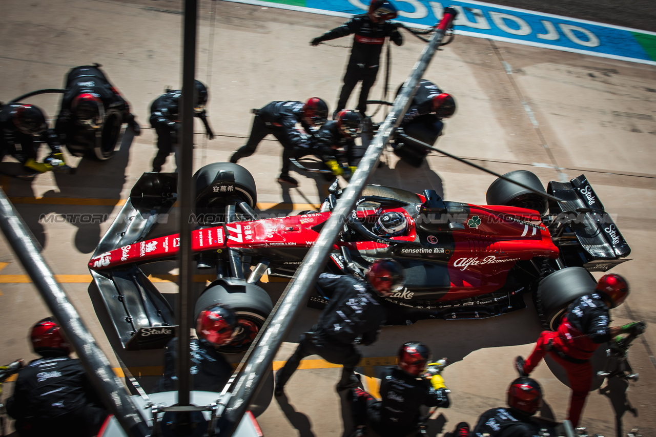 GP STATI UNITI, Valtteri Bottas (FIN) Alfa Romeo F1 Team C43 makes a pit stop.

22.10.2023. Formula 1 World Championship, Rd 19, United States Grand Prix, Austin, Texas, USA, Gara Day.

- www.xpbimages.com, EMail: requests@xpbimages.com © Copyright: Bearne / XPB Images