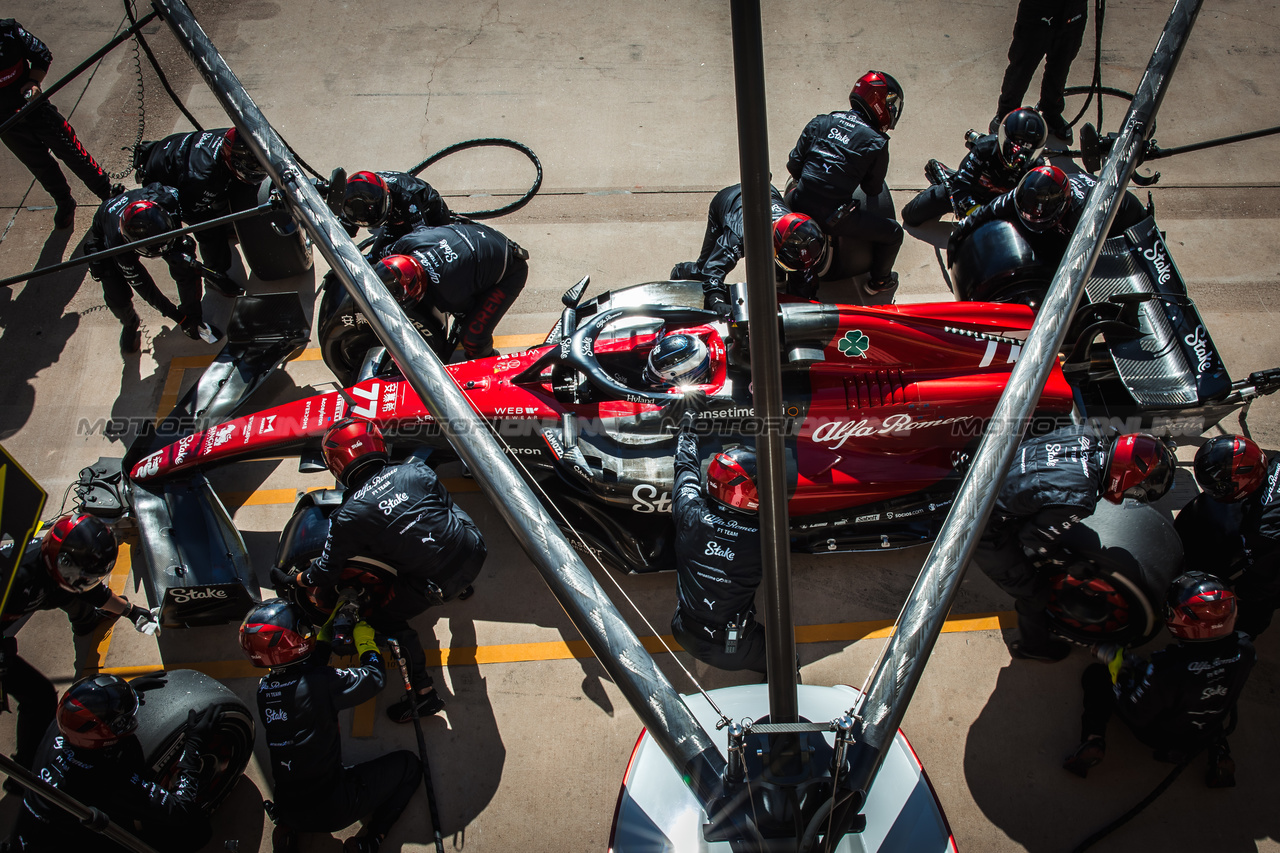 GP STATI UNITI, Valtteri Bottas (FIN) Alfa Romeo F1 Team C43 makes a pit stop.

22.10.2023. Formula 1 World Championship, Rd 19, United States Grand Prix, Austin, Texas, USA, Gara Day.

- www.xpbimages.com, EMail: requests@xpbimages.com © Copyright: Bearne / XPB Images