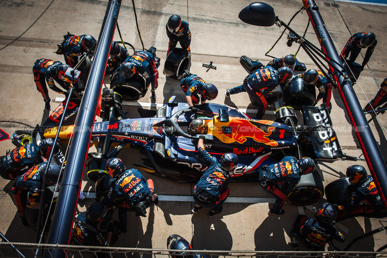 GP STATI UNITI, Max Verstappen (NLD) Red Bull Racing RB19 makes a pit stop.

22.10.2023. Formula 1 World Championship, Rd 19, United States Grand Prix, Austin, Texas, USA, Gara Day.

- www.xpbimages.com, EMail: requests@xpbimages.com © Copyright: Bearne / XPB Images