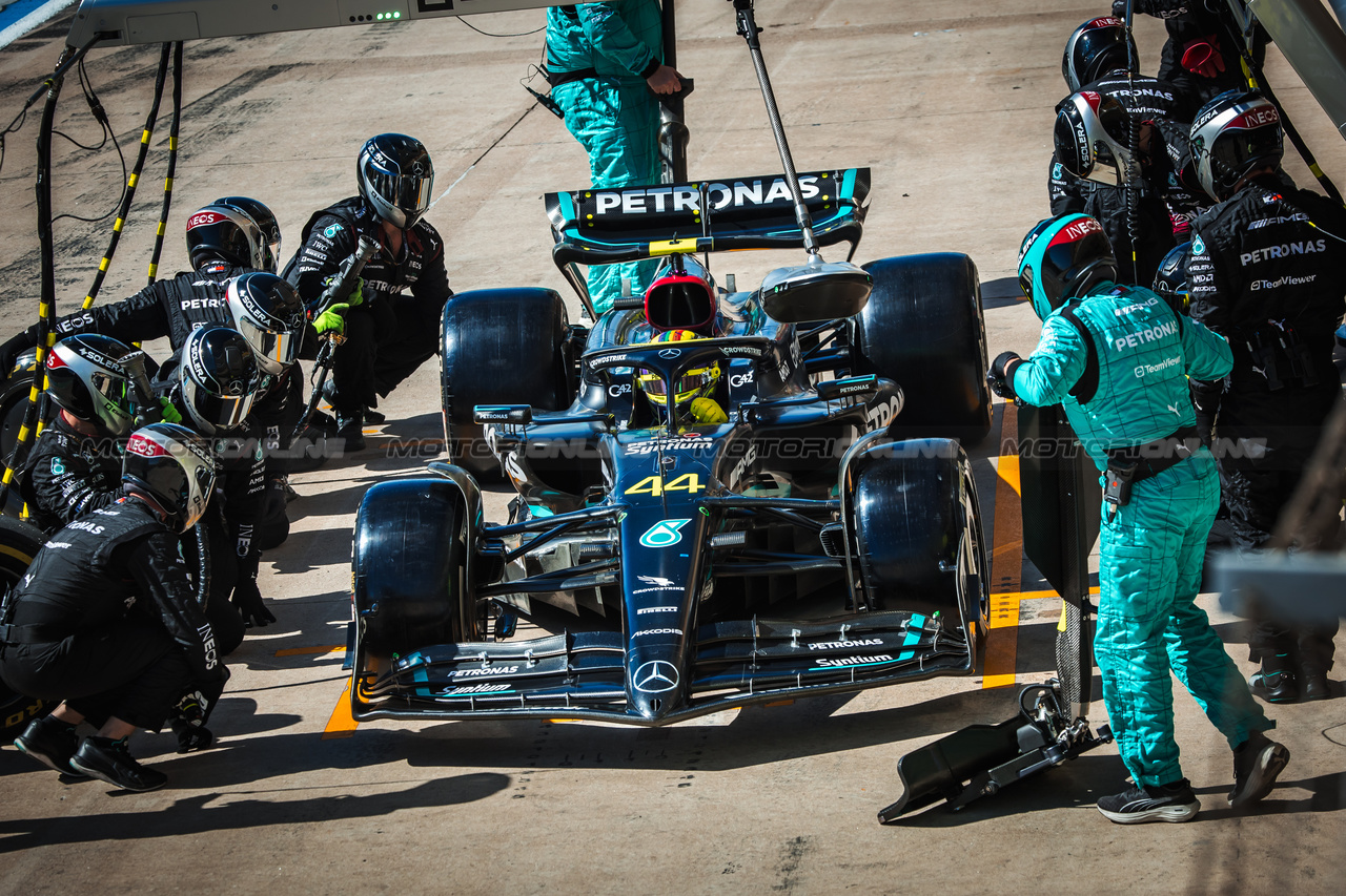GP STATI UNITI, Lewis Hamilton (GBR) Mercedes AMG F1 W14 makes a pit stop.

22.10.2023. Formula 1 World Championship, Rd 19, United States Grand Prix, Austin, Texas, USA, Gara Day.

- www.xpbimages.com, EMail: requests@xpbimages.com © Copyright: Bearne / XPB Images