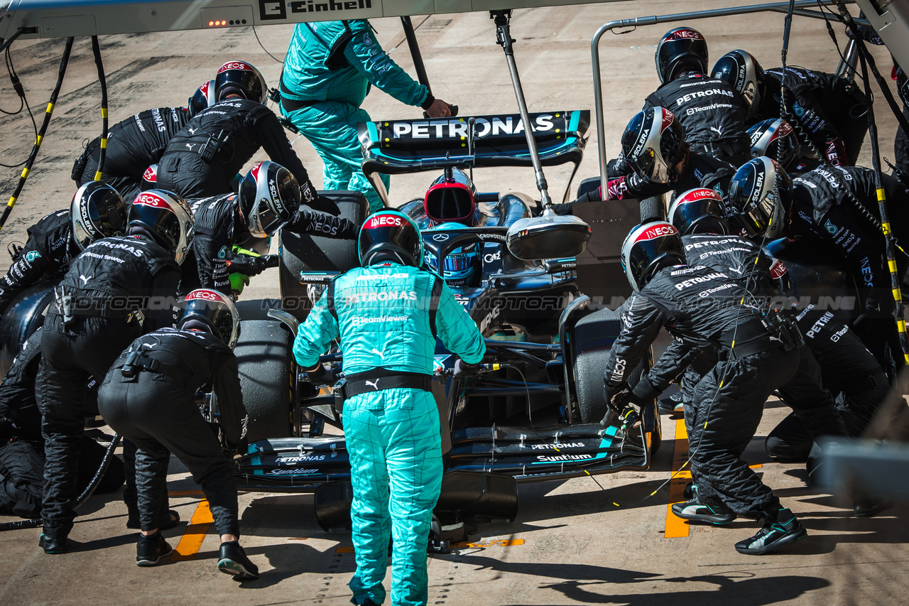 GP STATI UNITI, George Russell (GBR) Mercedes AMG F1 W14 makes a pit stop.

22.10.2023. Formula 1 World Championship, Rd 19, United States Grand Prix, Austin, Texas, USA, Gara Day.

- www.xpbimages.com, EMail: requests@xpbimages.com © Copyright: Bearne / XPB Images