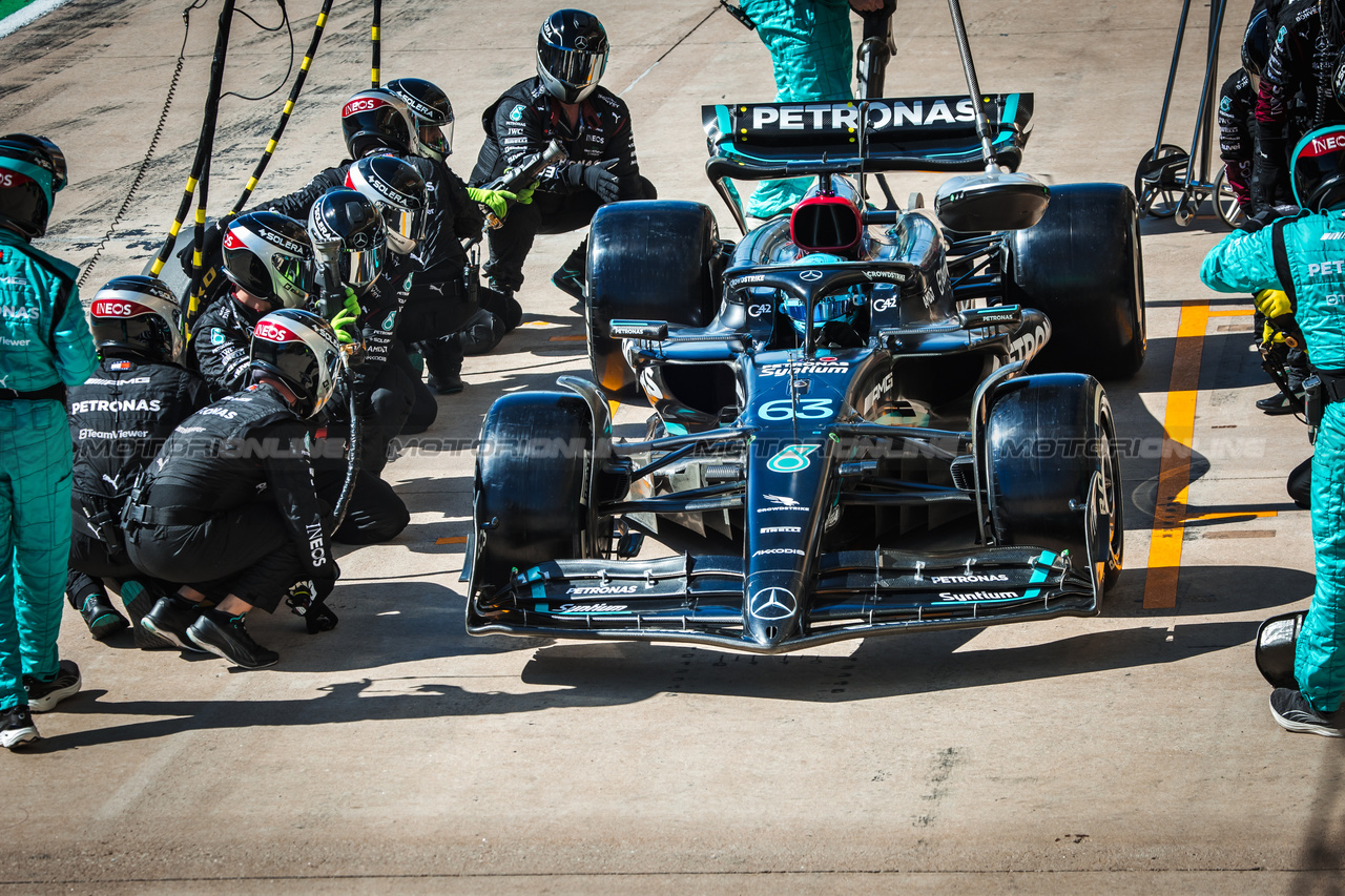 GP STATI UNITI, George Russell (GBR) Mercedes AMG F1 W14 makes a pit stop.

22.10.2023. Formula 1 World Championship, Rd 19, United States Grand Prix, Austin, Texas, USA, Gara Day.

- www.xpbimages.com, EMail: requests@xpbimages.com © Copyright: Bearne / XPB Images