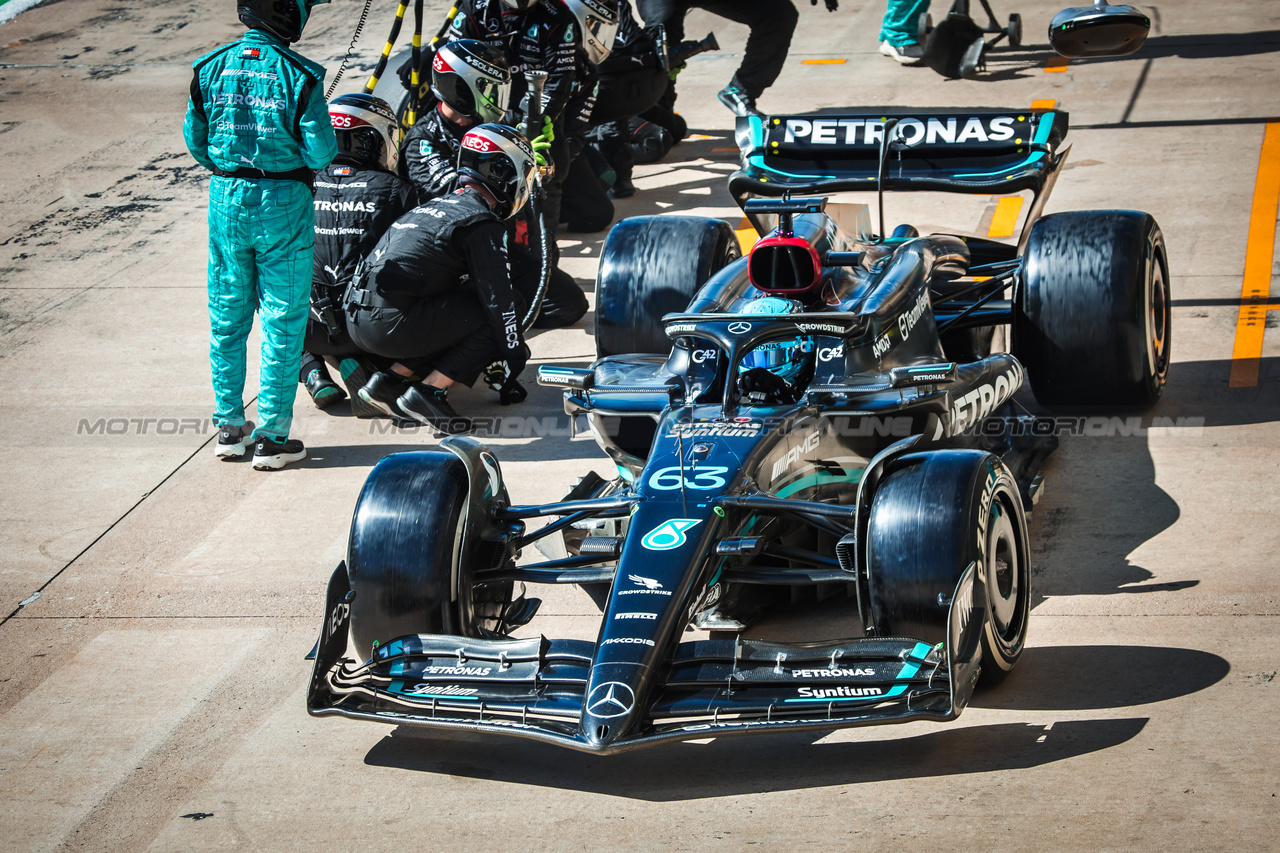GP STATI UNITI, George Russell (GBR) Mercedes AMG F1 W14 makes a pit stop.

22.10.2023. Formula 1 World Championship, Rd 19, United States Grand Prix, Austin, Texas, USA, Gara Day.

- www.xpbimages.com, EMail: requests@xpbimages.com © Copyright: Bearne / XPB Images