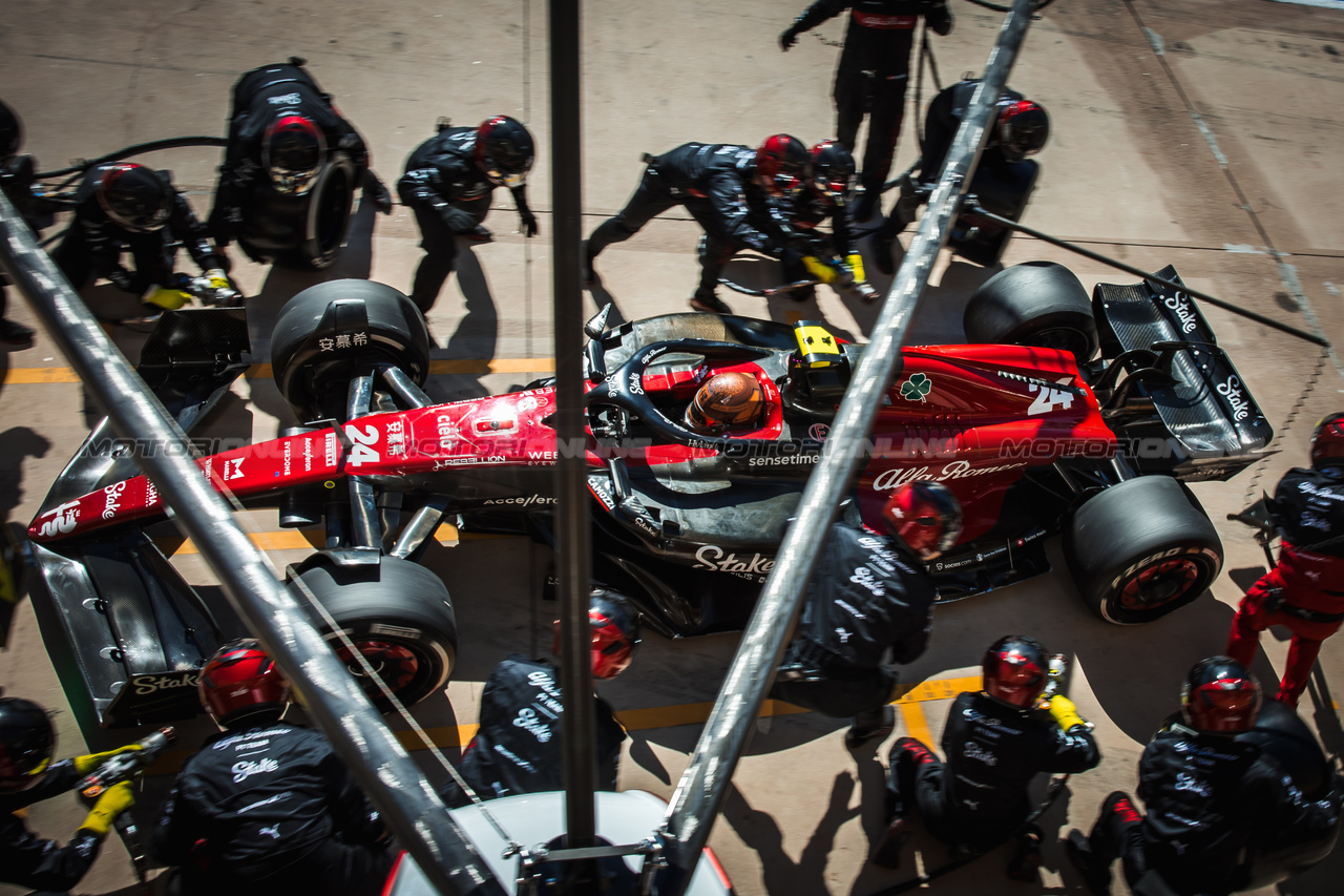 GP STATI UNITI, Zhou Guanyu (CHN) Alfa Romeo F1 Team C43 makes a pit stop.

22.10.2023. Formula 1 World Championship, Rd 19, United States Grand Prix, Austin, Texas, USA, Gara Day.

- www.xpbimages.com, EMail: requests@xpbimages.com © Copyright: Bearne / XPB Images