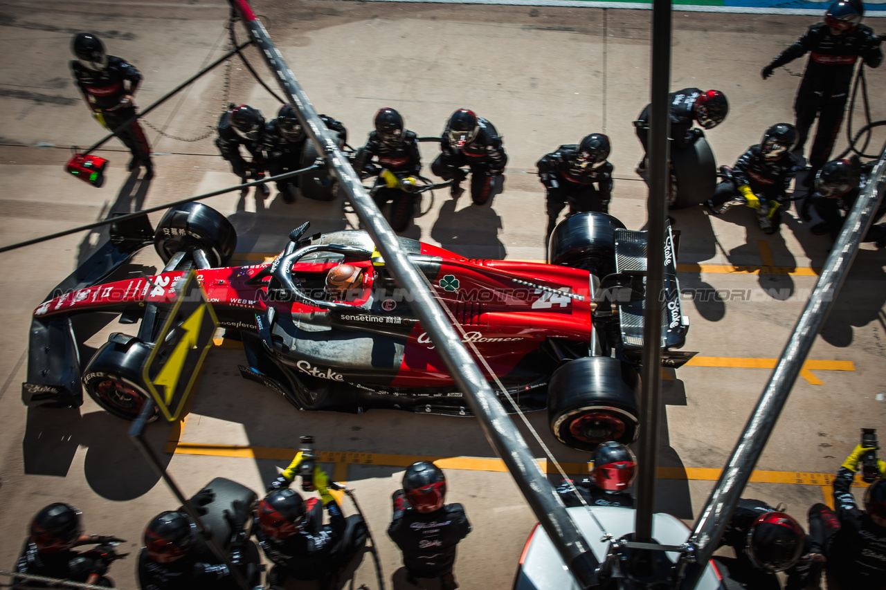 GP STATI UNITI, Zhou Guanyu (CHN) Alfa Romeo F1 Team C43 makes a pit stop.

22.10.2023. Formula 1 World Championship, Rd 19, United States Grand Prix, Austin, Texas, USA, Gara Day.

- www.xpbimages.com, EMail: requests@xpbimages.com © Copyright: Bearne / XPB Images