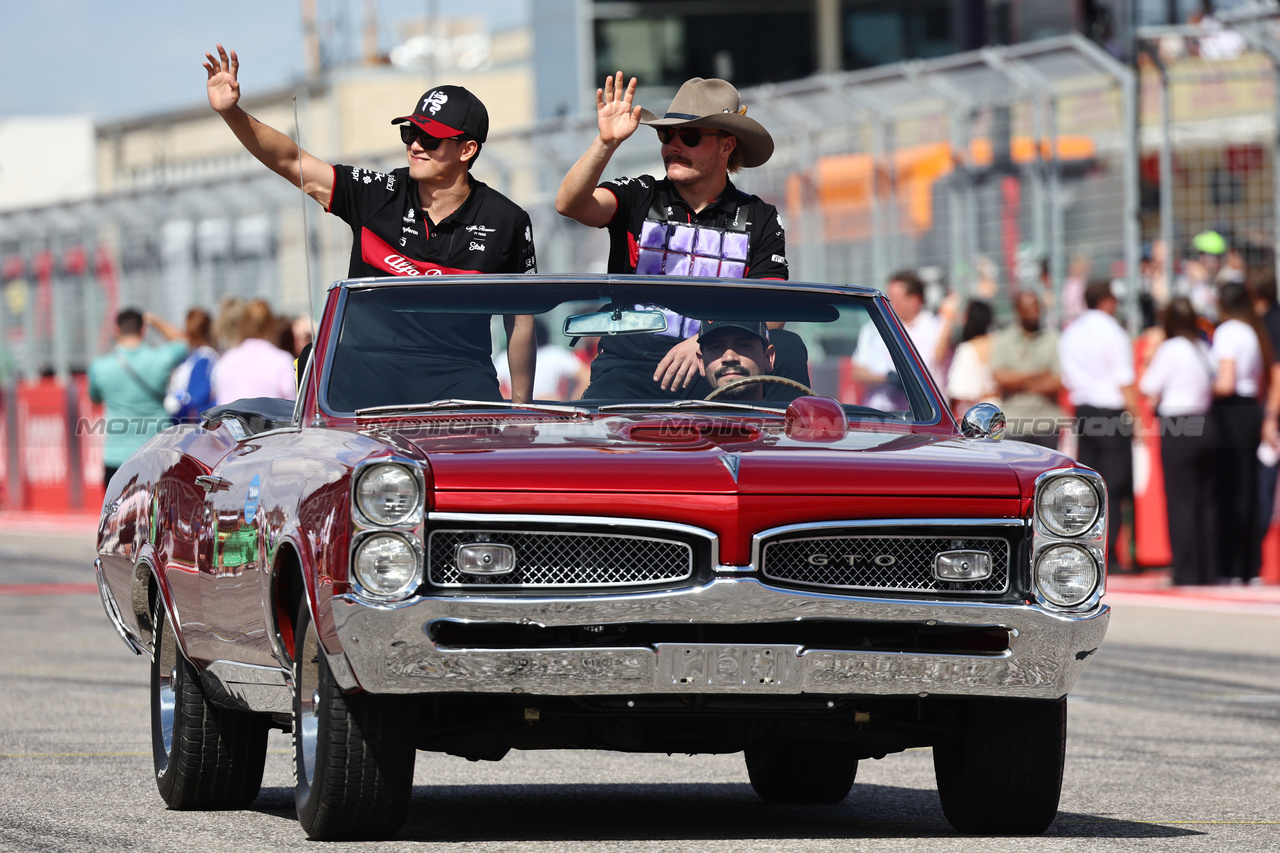 GP STATI UNITI, (L to R): Zhou Guanyu (CHN) Alfa Romeo F1 Team e Valtteri Bottas (FIN) Alfa Romeo F1 Team on the drivers' parade.

22.10.2023. Formula 1 World Championship, Rd 19, United States Grand Prix, Austin, Texas, USA, Gara Day.

- www.xpbimages.com, EMail: requests@xpbimages.com © Copyright: Batchelor / XPB Images