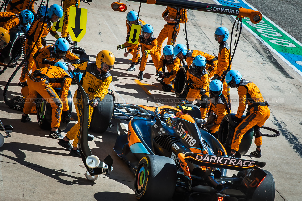 GP STATI UNITI, Lando Norris (GBR) McLaren MCL60 makes a pit stop.

22.10.2023. Formula 1 World Championship, Rd 19, United States Grand Prix, Austin, Texas, USA, Gara Day.

- www.xpbimages.com, EMail: requests@xpbimages.com © Copyright: Bearne / XPB Images