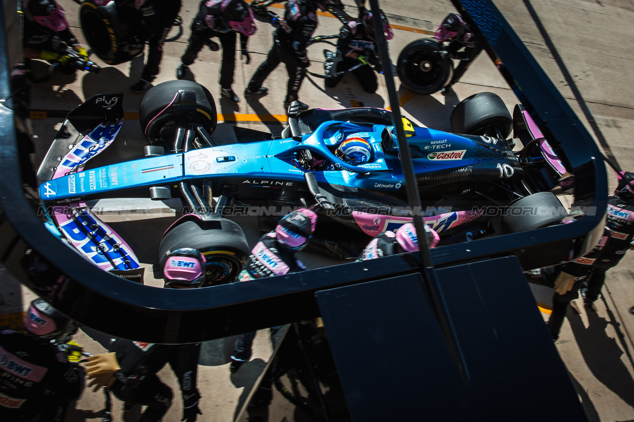 GP STATI UNITI, Pierre Gasly (FRA) Alpine F1 Team A523 makes a pit stop.

22.10.2023. Formula 1 World Championship, Rd 19, United States Grand Prix, Austin, Texas, USA, Gara Day.

- www.xpbimages.com, EMail: requests@xpbimages.com © Copyright: Bearne / XPB Images