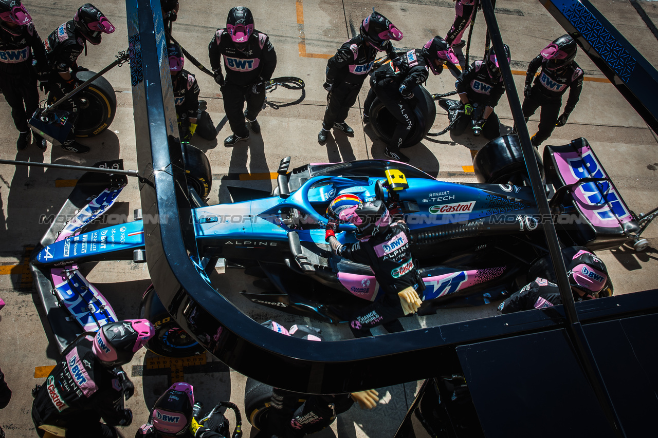GP STATI UNITI, Pierre Gasly (FRA) Alpine F1 Team A523 makes a pit stop.

22.10.2023. Formula 1 World Championship, Rd 19, United States Grand Prix, Austin, Texas, USA, Gara Day.

- www.xpbimages.com, EMail: requests@xpbimages.com © Copyright: Bearne / XPB Images