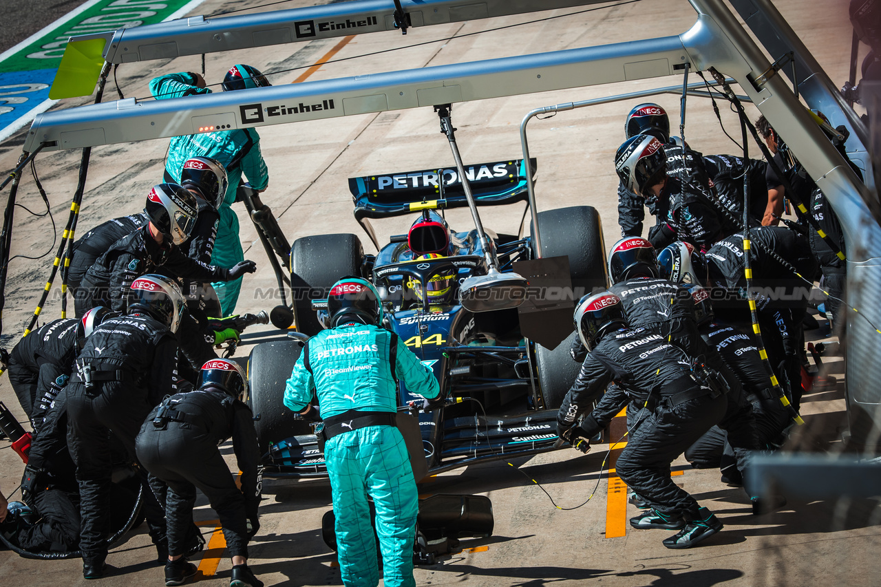 GP STATI UNITI, Lewis Hamilton (GBR) Mercedes AMG F1 W14 makes a pit stop.

22.10.2023. Formula 1 World Championship, Rd 19, United States Grand Prix, Austin, Texas, USA, Gara Day.

- www.xpbimages.com, EMail: requests@xpbimages.com © Copyright: Bearne / XPB Images