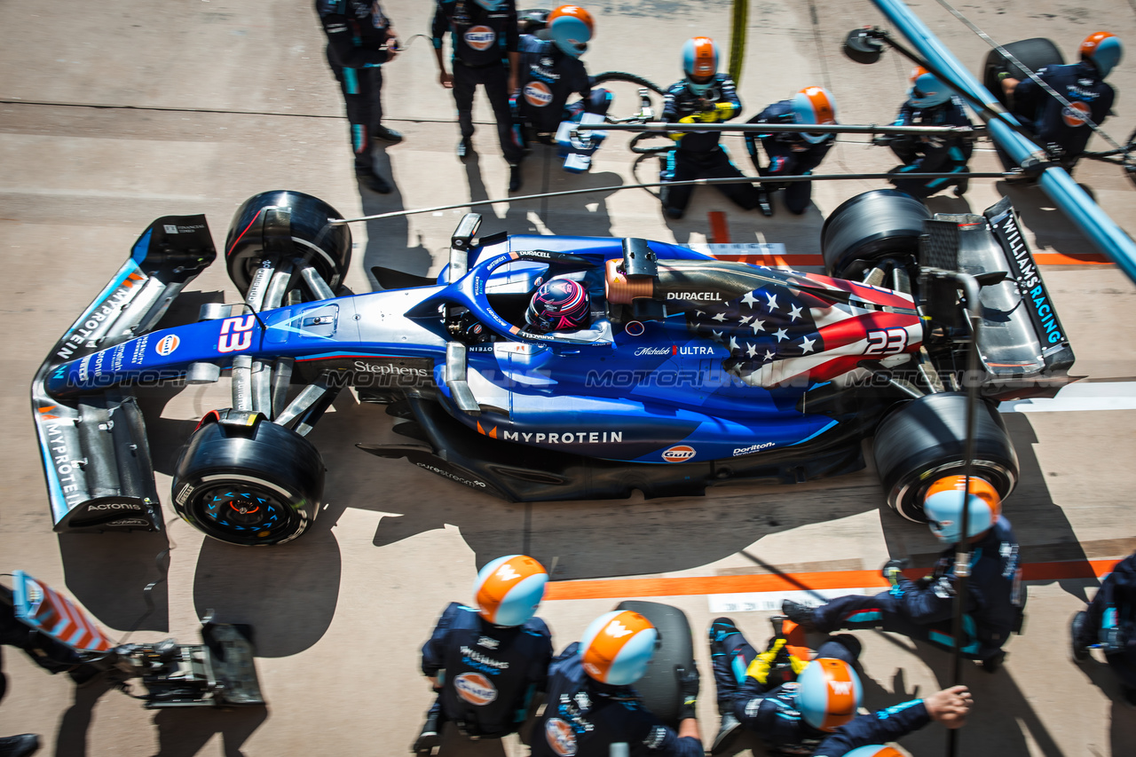 GP STATI UNITI, Alexander Albon (THA) Williams Racing FW45 makes a pit stop.

22.10.2023. Formula 1 World Championship, Rd 19, United States Grand Prix, Austin, Texas, USA, Gara Day.

- www.xpbimages.com, EMail: requests@xpbimages.com © Copyright: Bearne / XPB Images