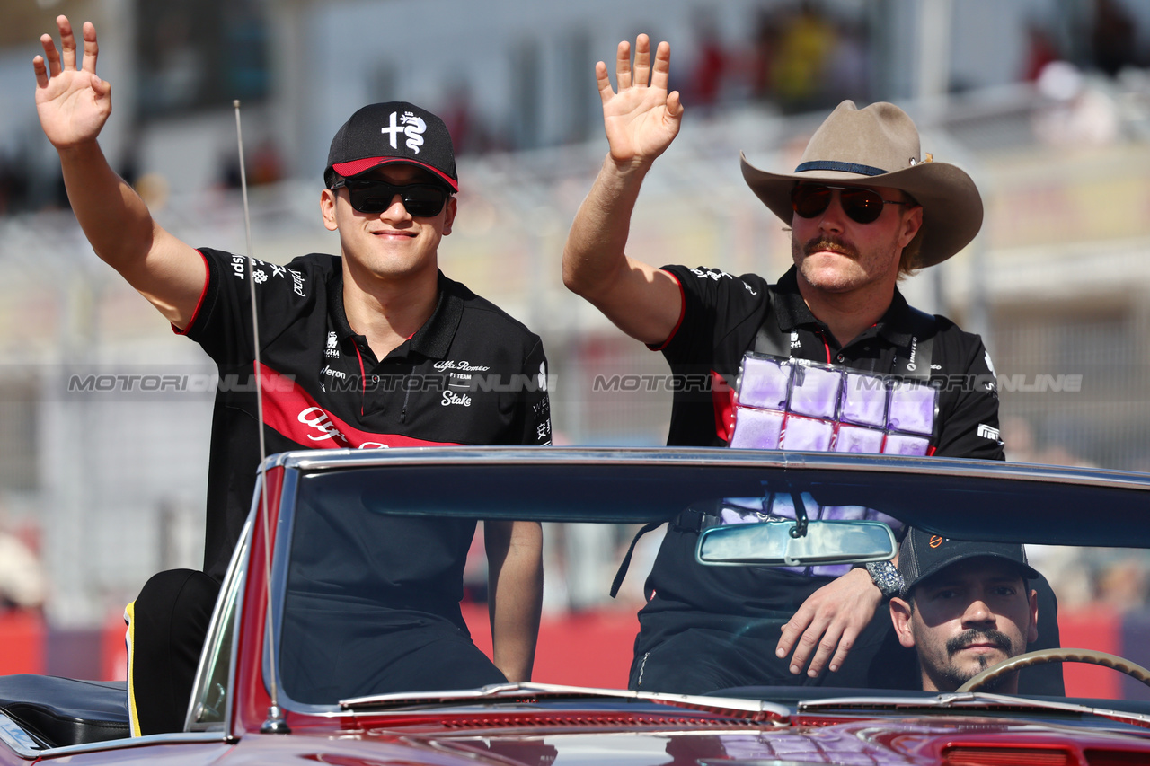 GP STATI UNITI, (L to R): Zhou Guanyu (CHN) Alfa Romeo F1 Team e Valtteri Bottas (FIN) Alfa Romeo F1 Team on the drivers' parade.

22.10.2023. Formula 1 World Championship, Rd 19, United States Grand Prix, Austin, Texas, USA, Gara Day.

- www.xpbimages.com, EMail: requests@xpbimages.com © Copyright: Batchelor / XPB Images