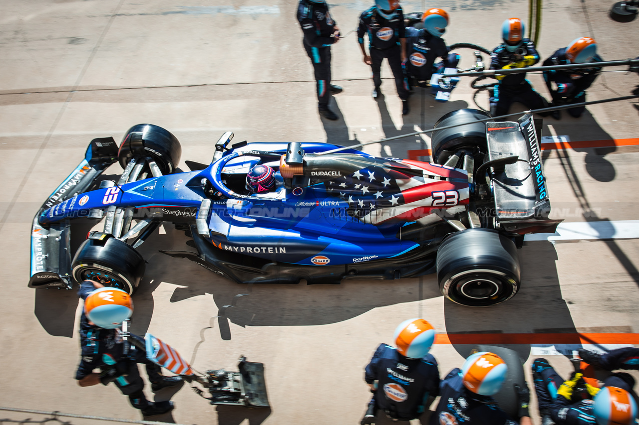 GP STATI UNITI, Alexander Albon (THA) Williams Racing FW45 makes a pit stop.

22.10.2023. Formula 1 World Championship, Rd 19, United States Grand Prix, Austin, Texas, USA, Gara Day.

- www.xpbimages.com, EMail: requests@xpbimages.com © Copyright: Bearne / XPB Images