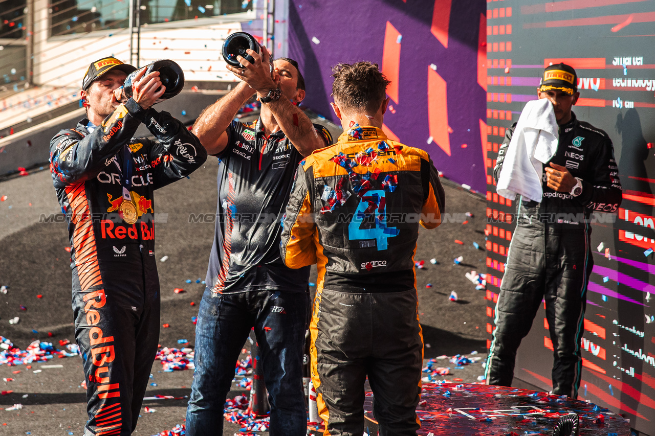 GP STATI UNITI, The podium (L to R): Max Verstappen (NLD) Red Bull Racing; vincitore; John Hammond (GBR) Red Bull Racing Physiotherapist; Lando Norris (GBR) McLaren, third; Lewis Hamilton (GBR) Mercedes AMG F1, second.

22.10.2023. Formula 1 World Championship, Rd 19, United States Grand Prix, Austin, Texas, USA, Gara Day.

- www.xpbimages.com, EMail: requests@xpbimages.com © Copyright: Bearne / XPB Images