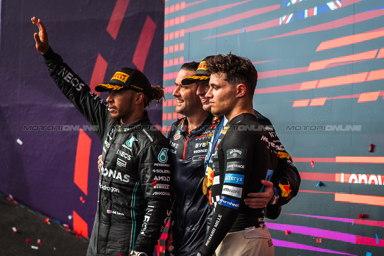 GP STATI UNITI, The podium (L to R): Lewis Hamilton (GBR) Mercedes AMG F1, second; John Hammond (GBR) Red Bull Racing Physiotherapist; Max Verstappen (NLD) Red Bull Racing, vincitore; Lando Norris (GBR) McLaren, third.

22.10.2023. Formula 1 World Championship, Rd 19, United States Grand Prix, Austin, Texas, USA, Gara Day.

- www.xpbimages.com, EMail: requests@xpbimages.com © Copyright: Bearne / XPB Images