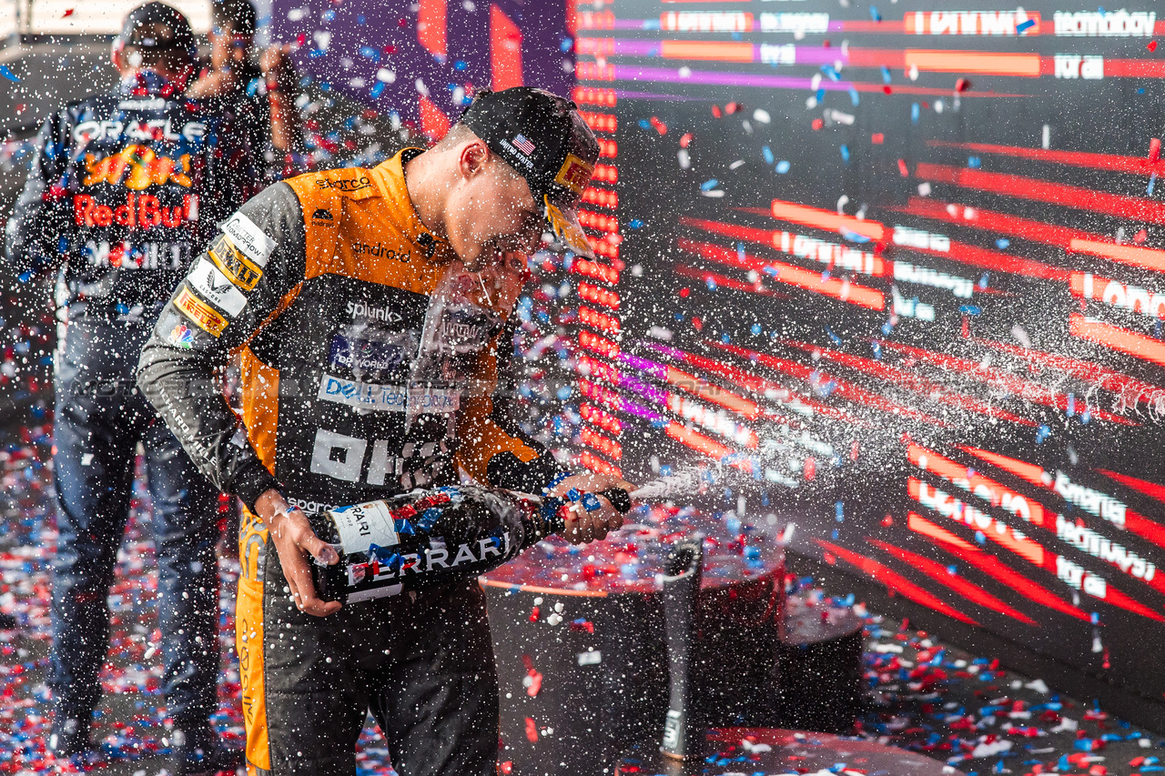 GP STATI UNITI, Lando Norris (GBR) McLaren celebrates his third position on the podium.

22.10.2023. Formula 1 World Championship, Rd 19, United States Grand Prix, Austin, Texas, USA, Gara Day.

- www.xpbimages.com, EMail: requests@xpbimages.com © Copyright: Bearne / XPB Images