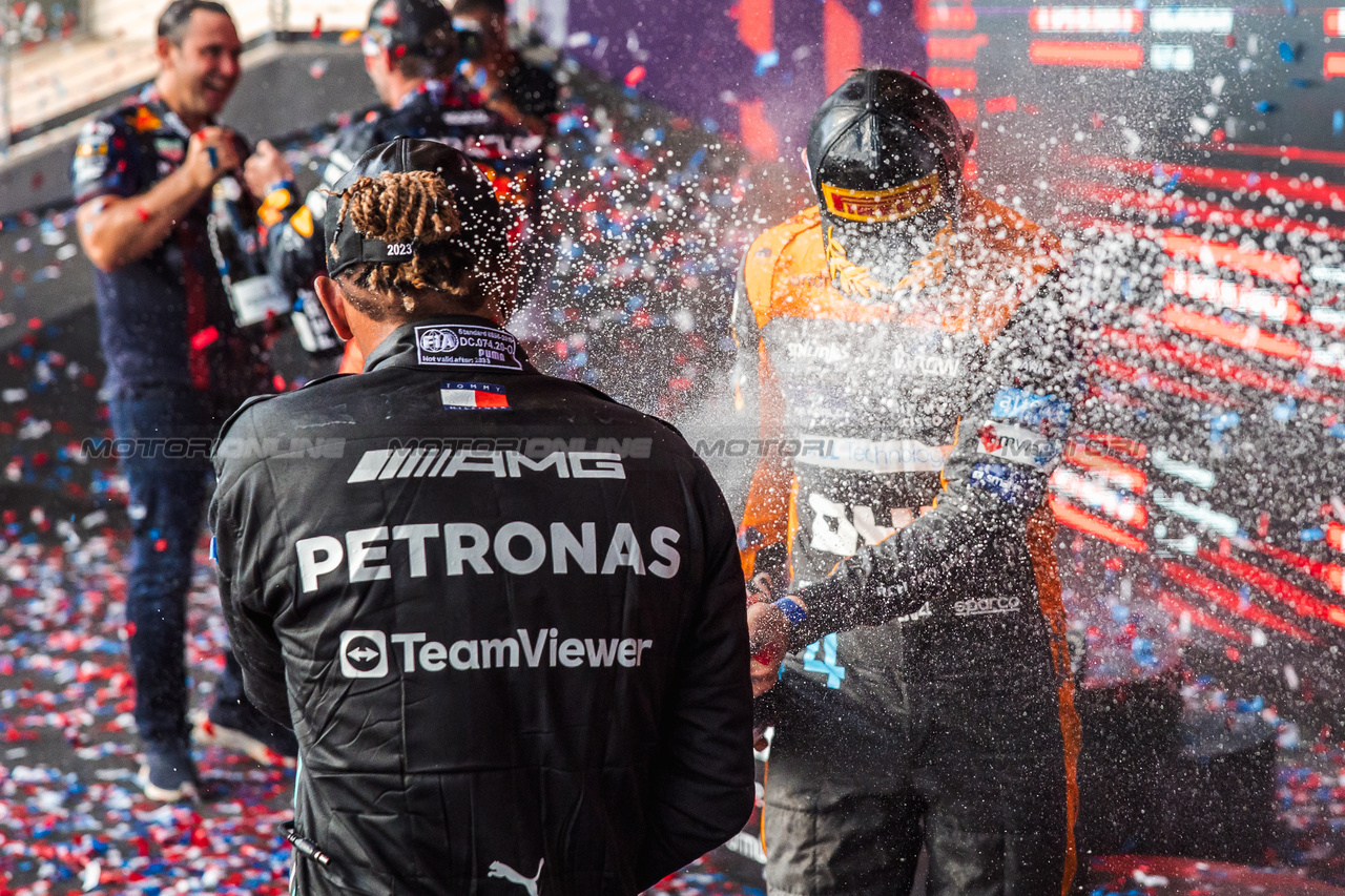 GP STATI UNITI, Lando Norris (GBR) McLaren celebrates his third position on the podium with third placed Lewis Hamilton (GBR) Mercedes AMG F1.

22.10.2023. Formula 1 World Championship, Rd 19, United States Grand Prix, Austin, Texas, USA, Gara Day.

- www.xpbimages.com, EMail: requests@xpbimages.com © Copyright: Bearne / XPB Images