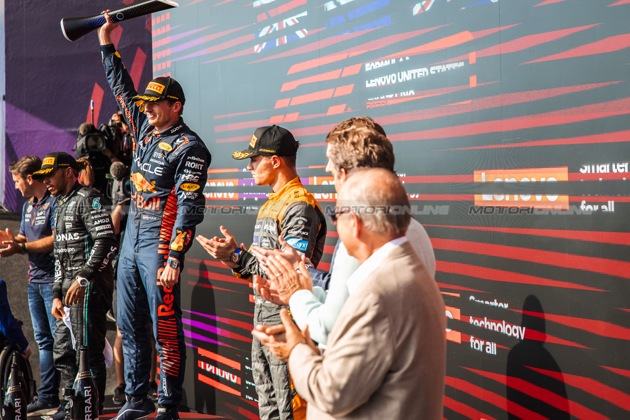 GP STATI UNITI, RWE Max Verstappen (NLD) Red Bull Racing celebrates on the podium.

22.10.2023. Formula 1 World Championship, Rd 19, United States Grand Prix, Austin, Texas, USA, Gara Day.

- www.xpbimages.com, EMail: requests@xpbimages.com © Copyright: Bearne / XPB Images