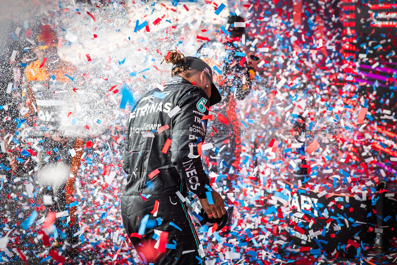 GP STATI UNITI, Lewis Hamilton (GBR) Mercedes AMG F1 celebrates his second position on the podium.

22.10.2023. Formula 1 World Championship, Rd 19, United States Grand Prix, Austin, Texas, USA, Gara Day.

- www.xpbimages.com, EMail: requests@xpbimages.com © Copyright: Bearne / XPB Images