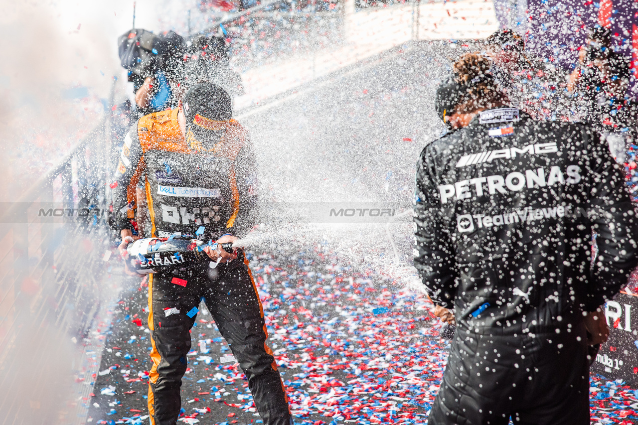 GP STATI UNITI, (L to R): Lando Norris (GBR) McLaren celebrates his third position on the podium with second placed Lewis Hamilton (GBR) Mercedes AMG F1.

22.10.2023. Formula 1 World Championship, Rd 19, United States Grand Prix, Austin, Texas, USA, Gara Day.

- www.xpbimages.com, EMail: requests@xpbimages.com © Copyright: Bearne / XPB Images