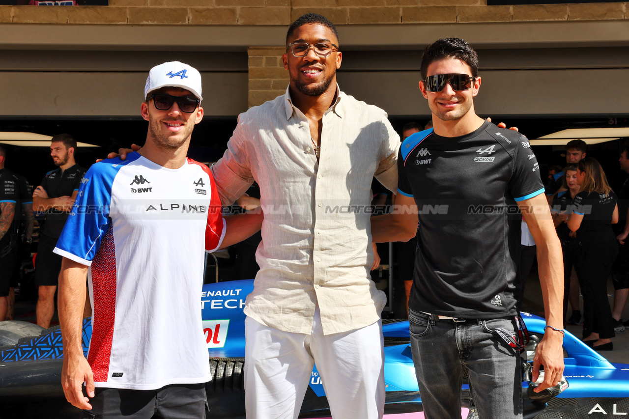 GP STATI UNITI, (L to R): Pierre Gasly (FRA) Alpine F1 Team with Anthony Joshua (GBR) Boxer e Otro Capital Alpine F1 Team Investor e Esteban Ocon (FRA) Alpine F1 Team.

22.10.2023. Formula 1 World Championship, Rd 19, United States Grand Prix, Austin, Texas, USA, Gara Day.

- www.xpbimages.com, EMail: requests@xpbimages.com © Copyright: Batchelor / XPB Images