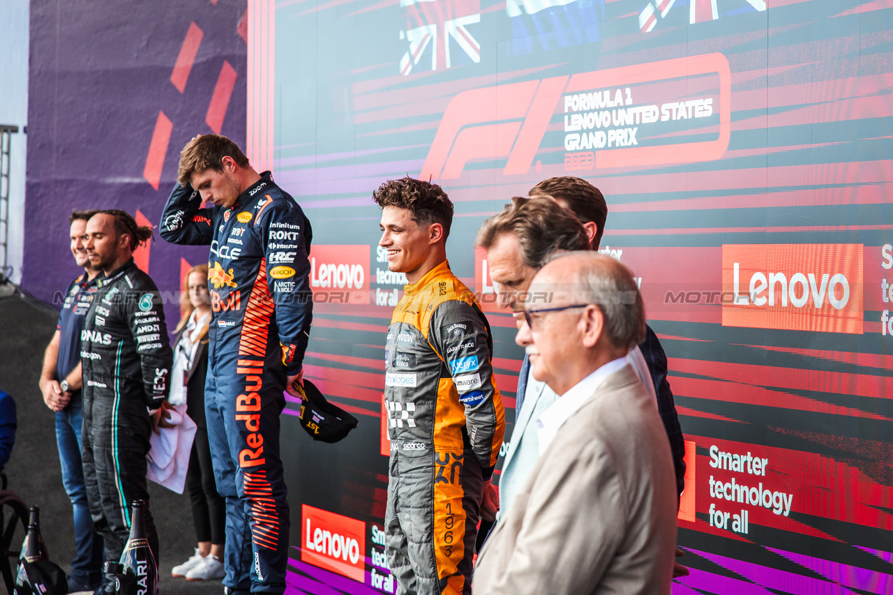 GP STATI UNITI, The podium (L to R): Lewis Hamilton (GBR) Mercedes AMG F1, second; Max Verstappen (NLD) Red Bull Racing, vincitore; Lando Norris (GBR) McLaren, third.

22.10.2023. Formula 1 World Championship, Rd 19, United States Grand Prix, Austin, Texas, USA, Gara Day.

- www.xpbimages.com, EMail: requests@xpbimages.com © Copyright: Bearne / XPB Images