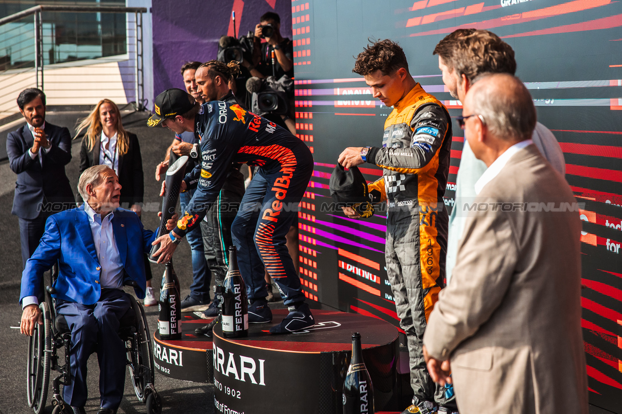 GP STATI UNITI, RWE Max Verstappen (NLD) Red Bull Racing celebrates on the podium.

22.10.2023. Formula 1 World Championship, Rd 19, United States Grand Prix, Austin, Texas, USA, Gara Day.

- www.xpbimages.com, EMail: requests@xpbimages.com © Copyright: Bearne / XPB Images