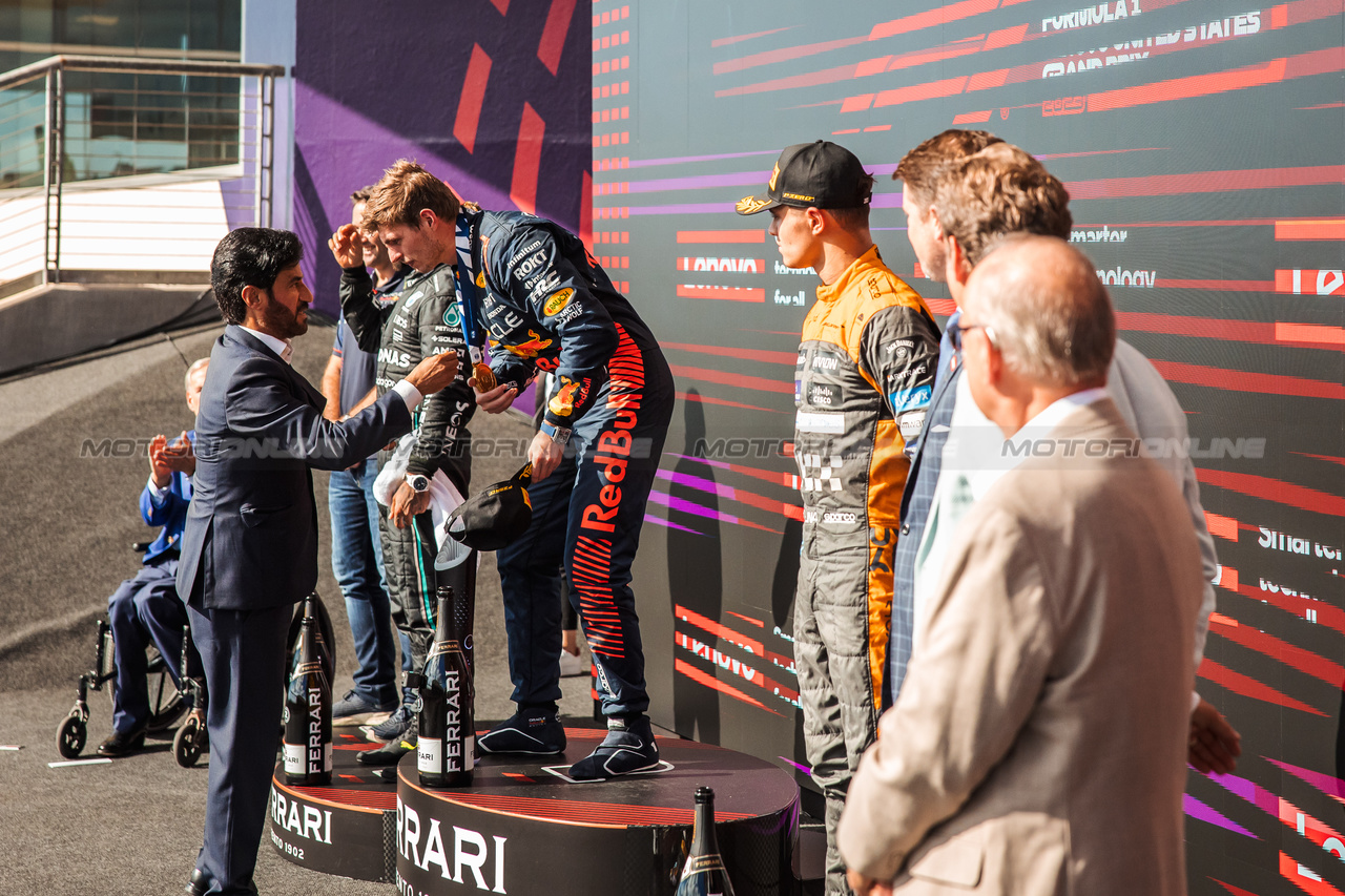 GP STATI UNITI, RWE Max Verstappen (NLD) Red Bull Racing celebrates on the podium with Mohammed Bin Sulayem (UAE) FIA President.

22.10.2023. Formula 1 World Championship, Rd 19, United States Grand Prix, Austin, Texas, USA, Gara Day.

- www.xpbimages.com, EMail: requests@xpbimages.com © Copyright: Bearne / XPB Images