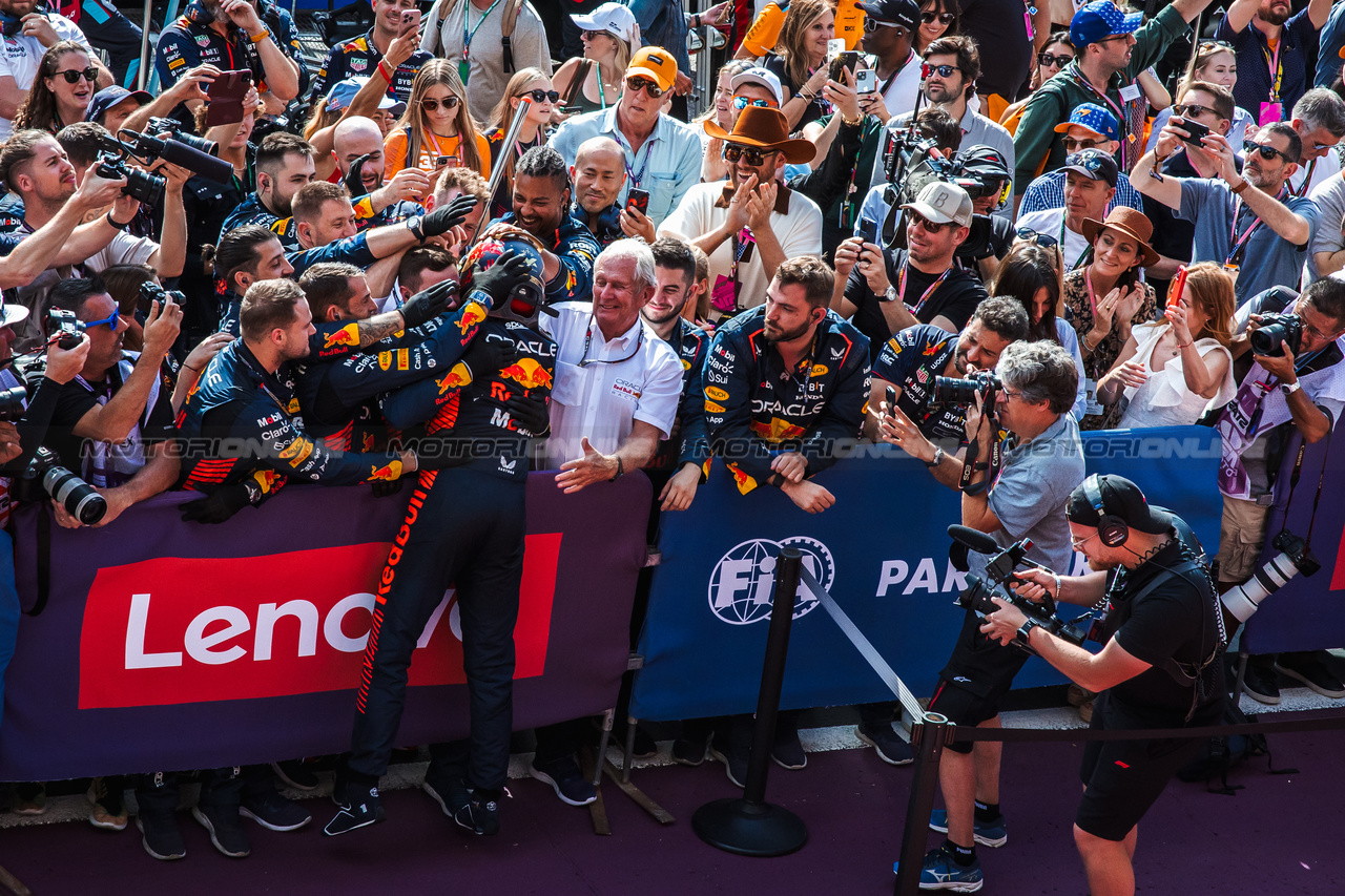 GP STATI UNITI, Gara winner Max Verstappen (NLD) Red Bull Racing celebrates in parc ferme with the team.

22.10.2023. Formula 1 World Championship, Rd 19, United States Grand Prix, Austin, Texas, USA, Gara Day.

- www.xpbimages.com, EMail: requests@xpbimages.com © Copyright: Bearne / XPB Images